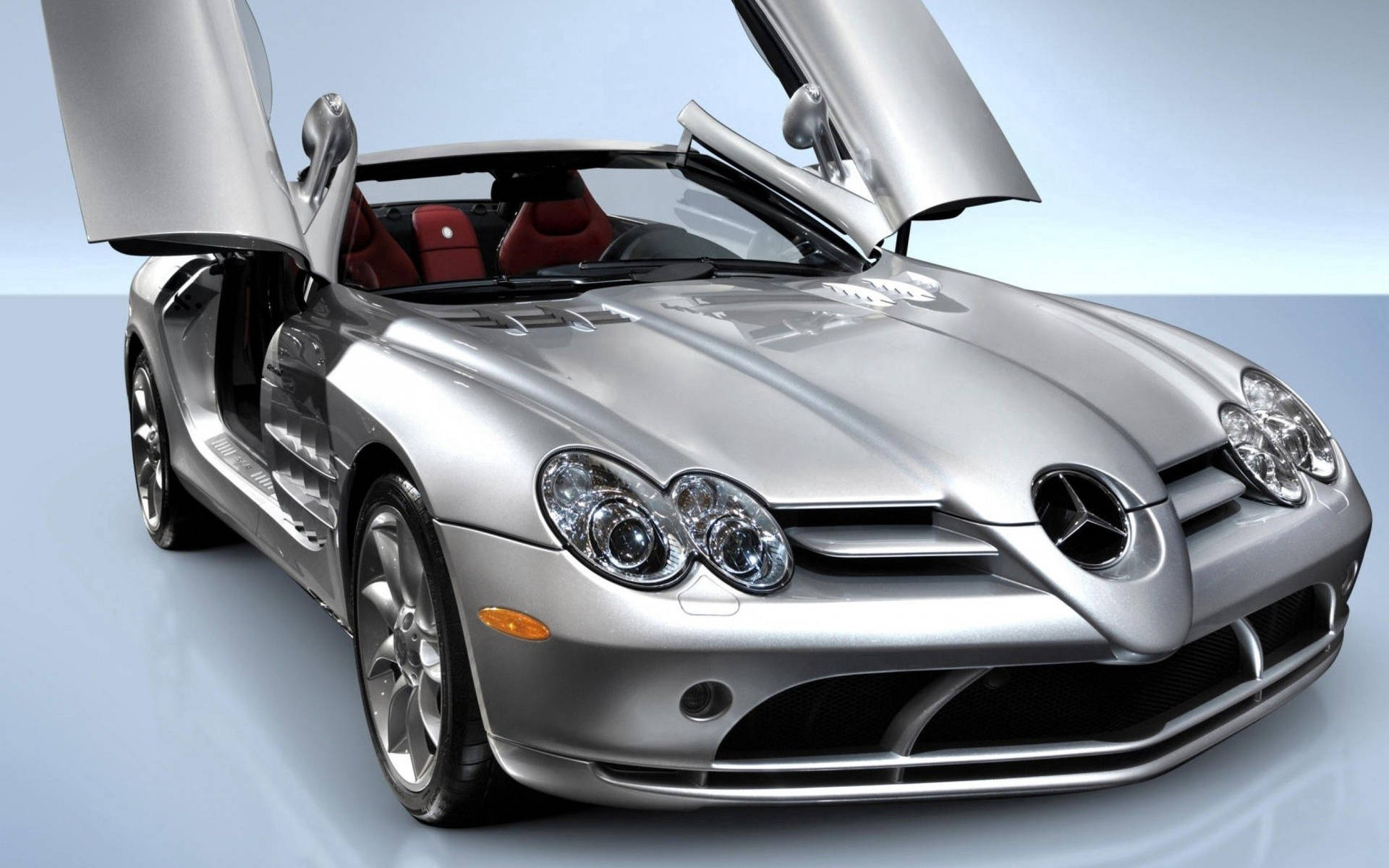銀色 Mercedes SLR McLaren 在工作室環境中打開鷗翼門。