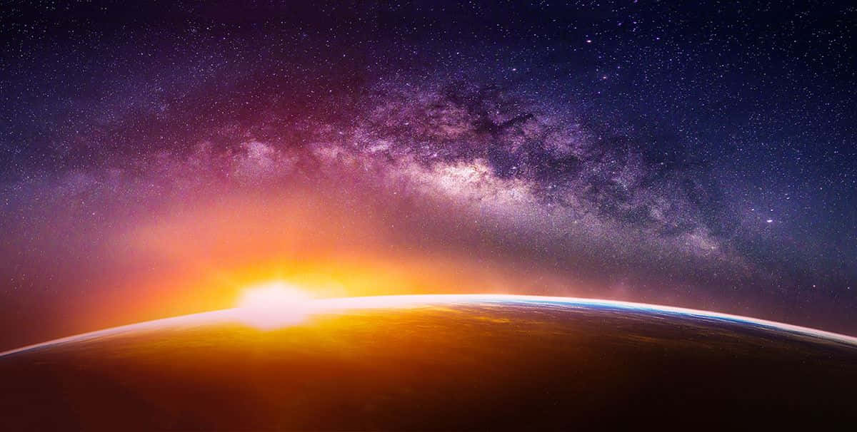 Planetarium 桌布 壁紙 — 令人嘆為觀止的地球彎曲地平線景觀，日出時散發著鮮豔的橙色光芒，紫色的星空銀河在天空中拱起。