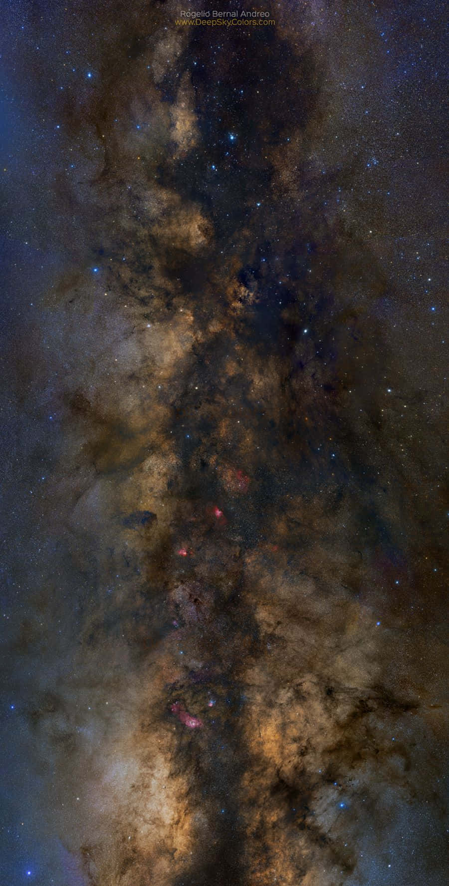 Interstellar Cloud 桌布 壁紙 — 令人嘆為觀止的垂直視角，銀河系在深邃的宇宙背景下閃耀著金色星雲和散落的星星。