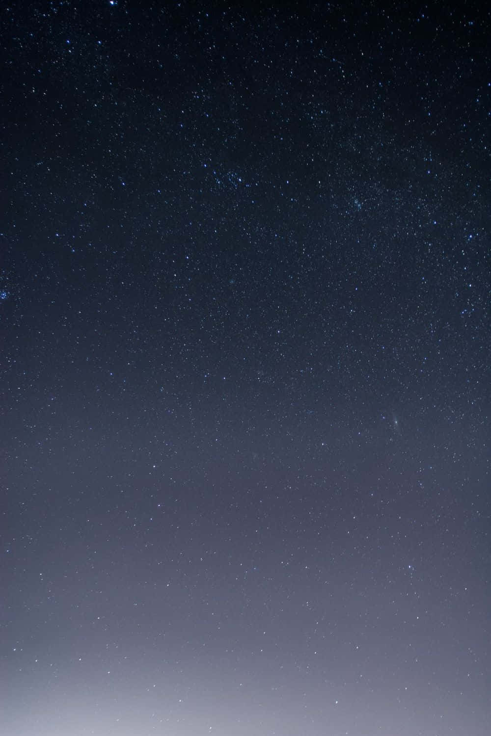 Dark Sky 桌布 壁紙 — 令人嘆為觀止的星空夜景，無數閃爍的星星點綴在深靛藍色漸變背景上。