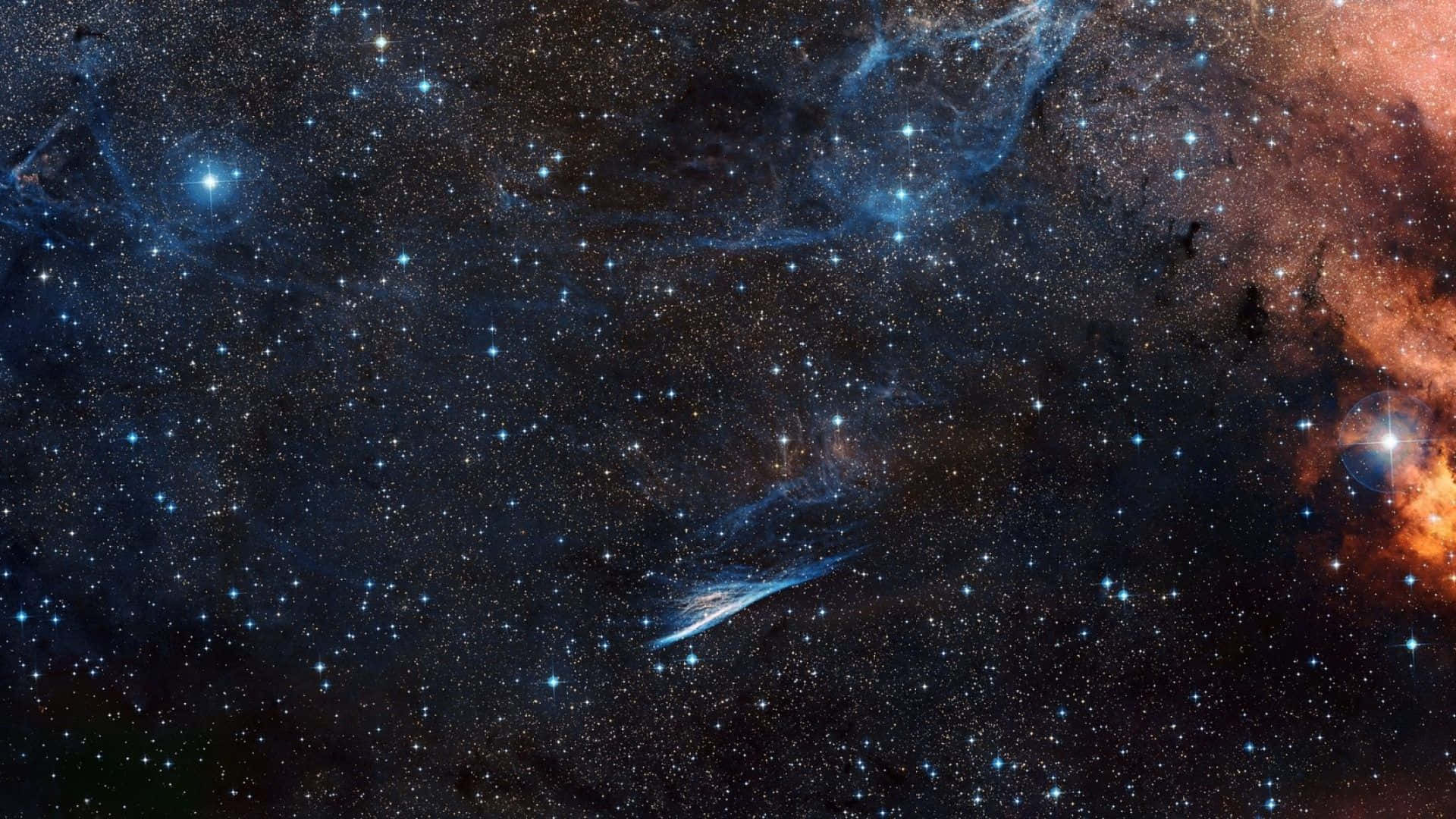 雙螢幕 桌布 壁紙 — 令人嘆為觀止的星空宇宙景觀，發光的藍色和橙色星雲在黑暗虛空中旋轉。