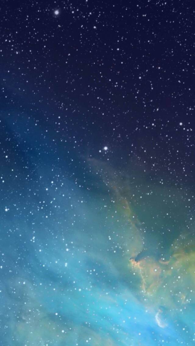 apple iPhone default 桌布 壁紙 — 令人嘆為觀止的星空宇宙景觀，藍色和藍綠色星雲在深靛藍色天空中旋轉發光。