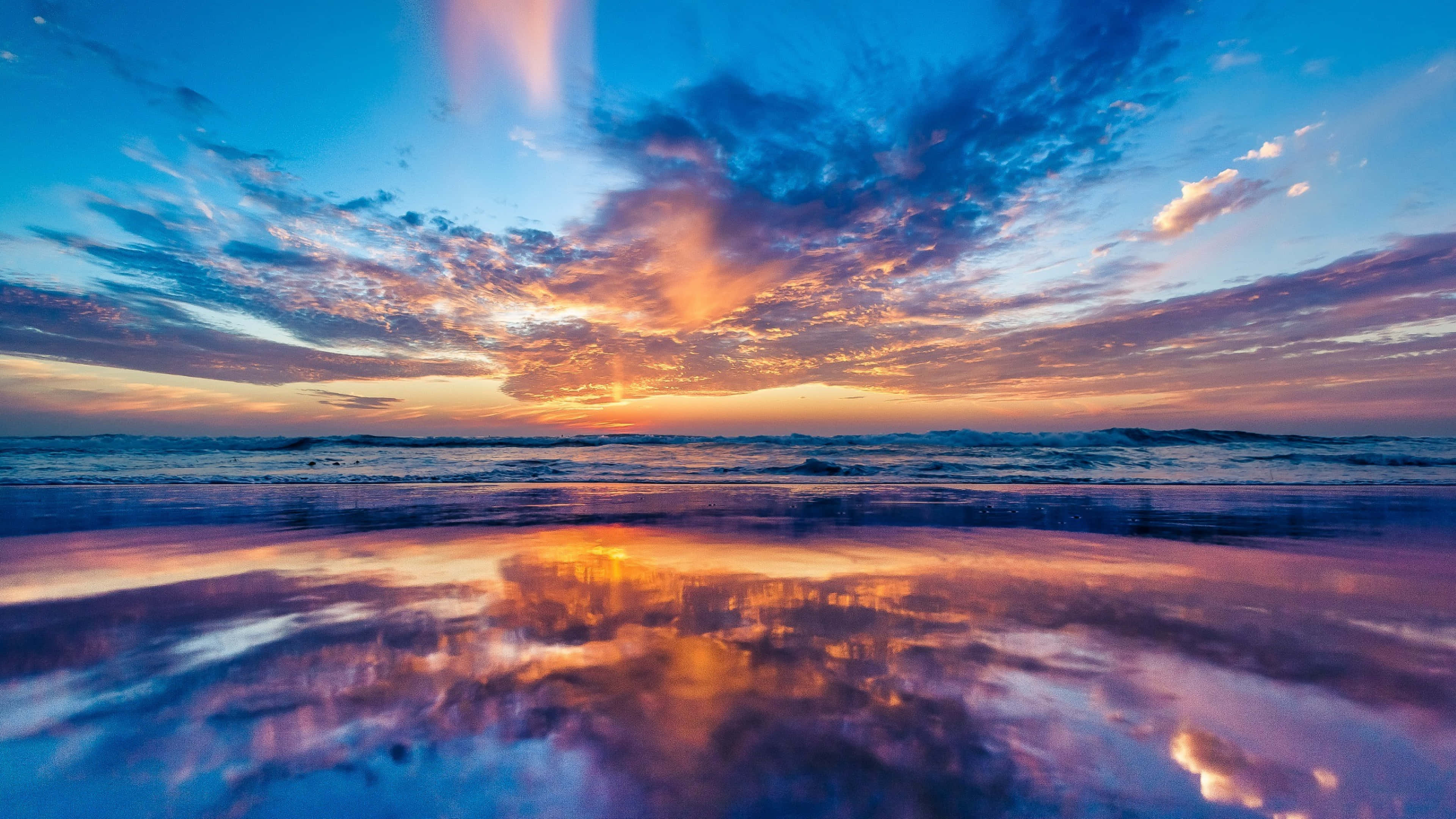 Beach Photography 桌布 壁紙 — 令人嘆為觀止的海上日落，火紅色的橙雲倒映在濕沙上。