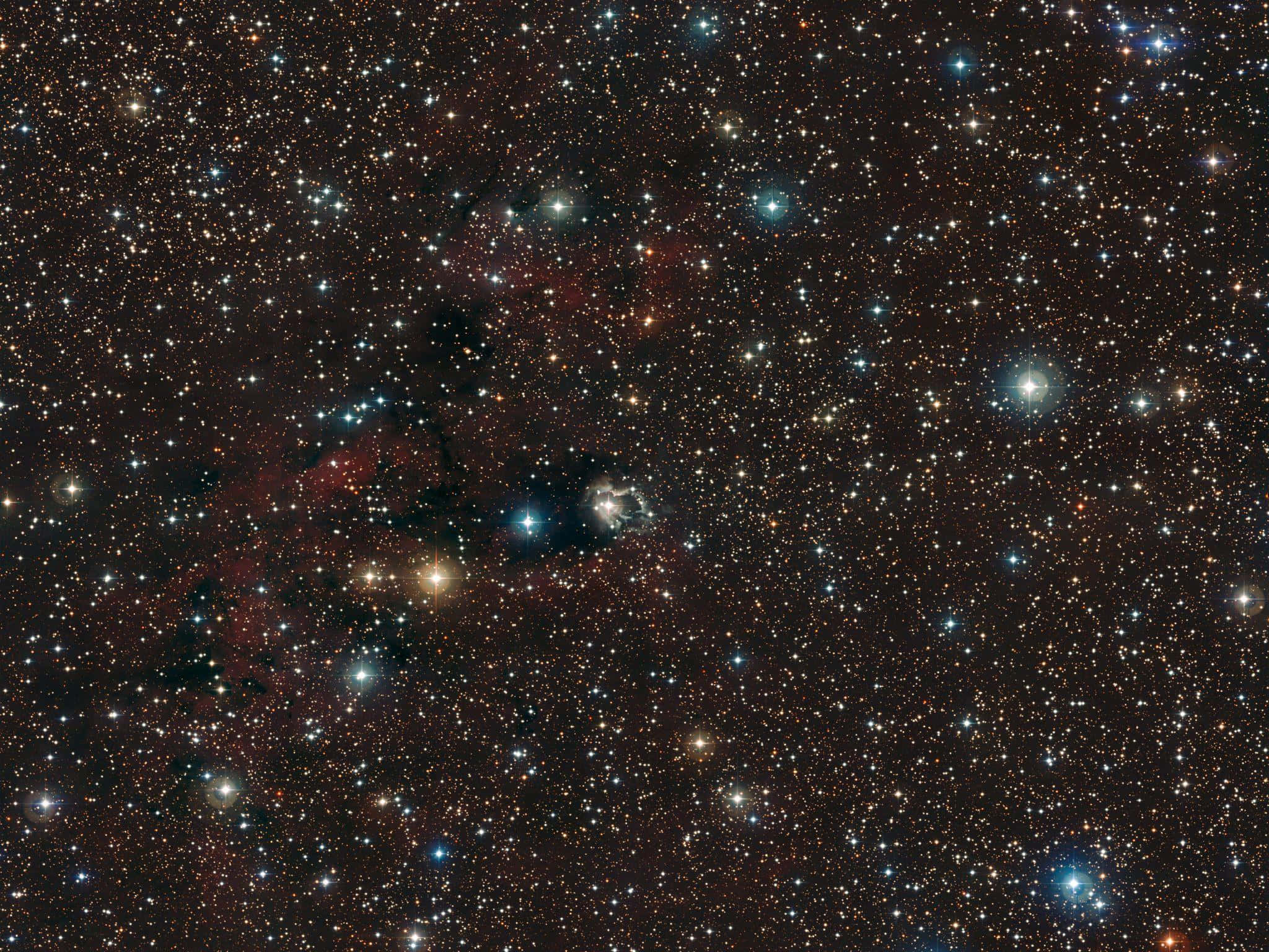 Astrophysics 桌布 壁紙 — 令人嘆為觀止的深空景觀，在黑暗的宇宙背景下充滿了無數的星星和發出紅色和藍色光芒的星雲。