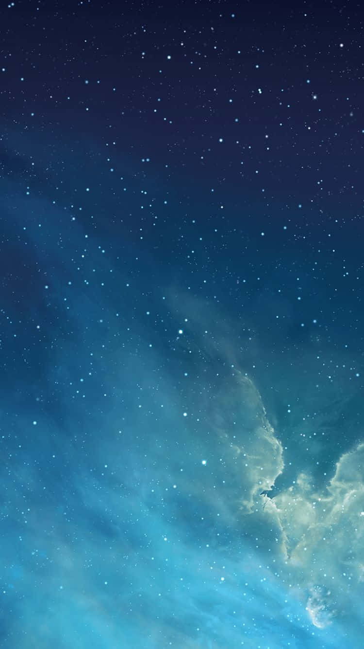 iPhone 6s 桌布 壁紙 — 令人嘆為觀止的深藍色星場景象，發光的星雲雲團在宇宙廣闊中旋轉。