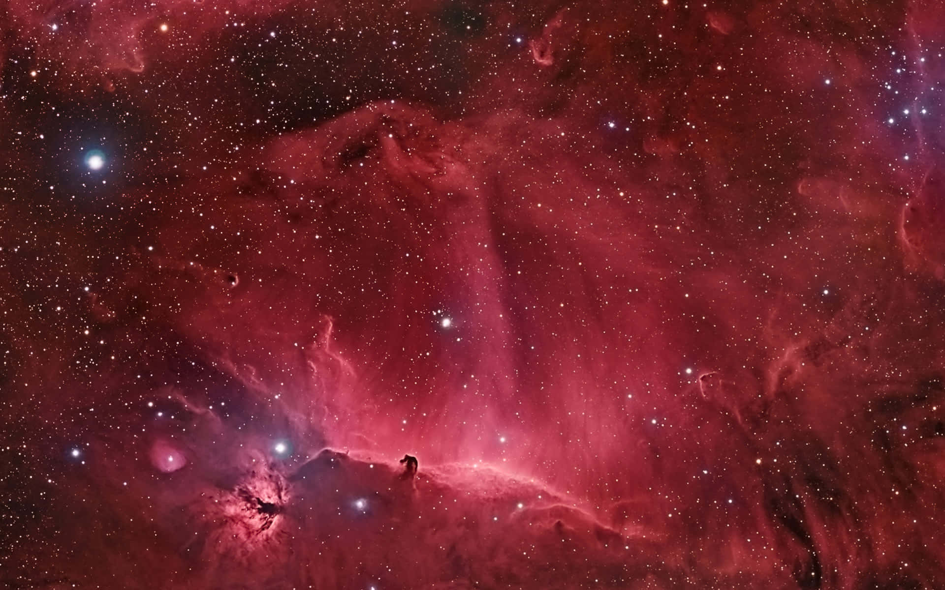 Red Space 桌布 壁紙 — 令人嘆為觀止的發光紅色星雲，充滿了恆星和宇宙塵埃雲。
