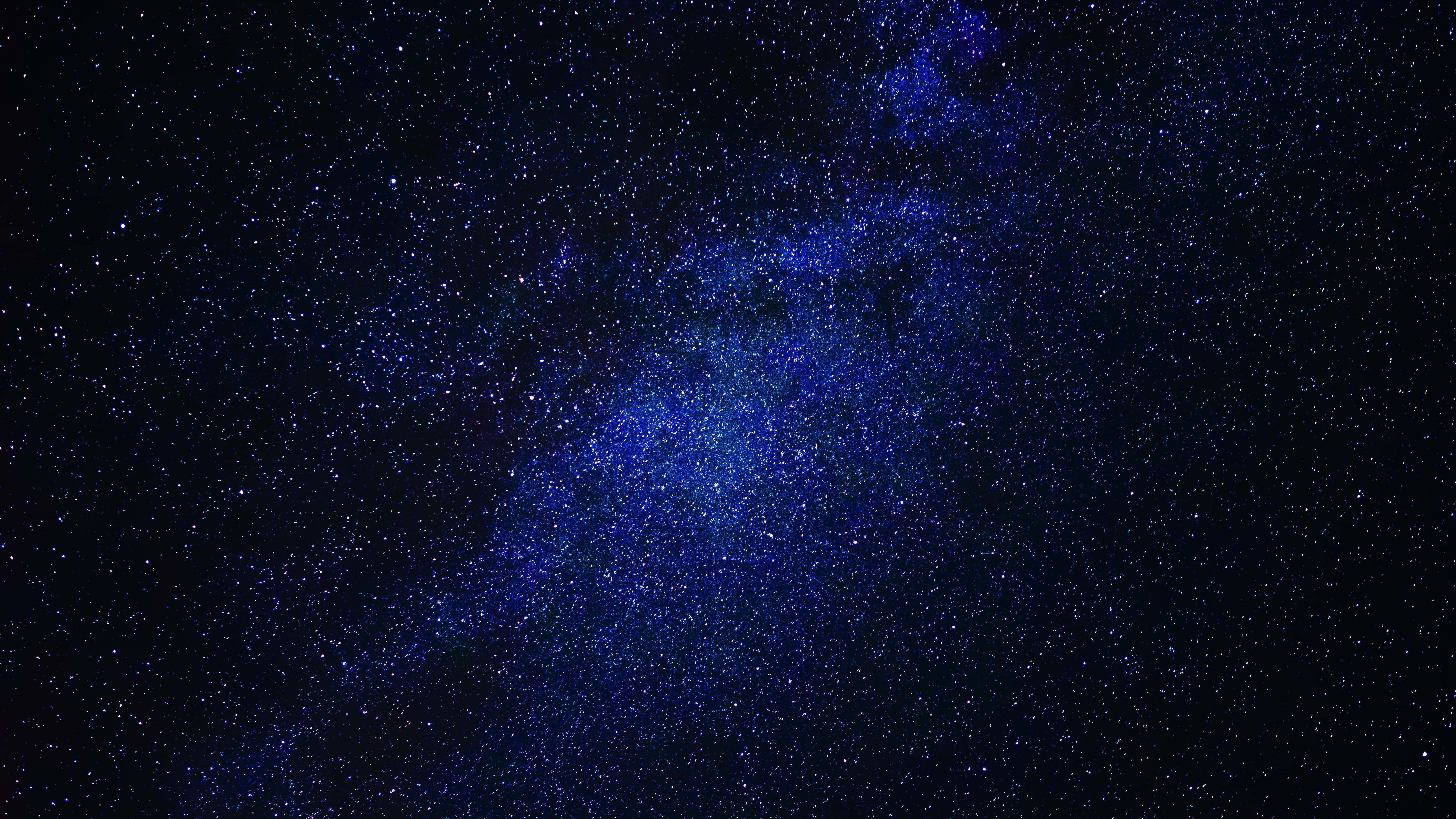 Blue Stars 桌布 壁紙 — 令人嘆為觀止的銀河系景觀，在佈滿無數星星的黑色夜空中閃耀著深藍色光芒。