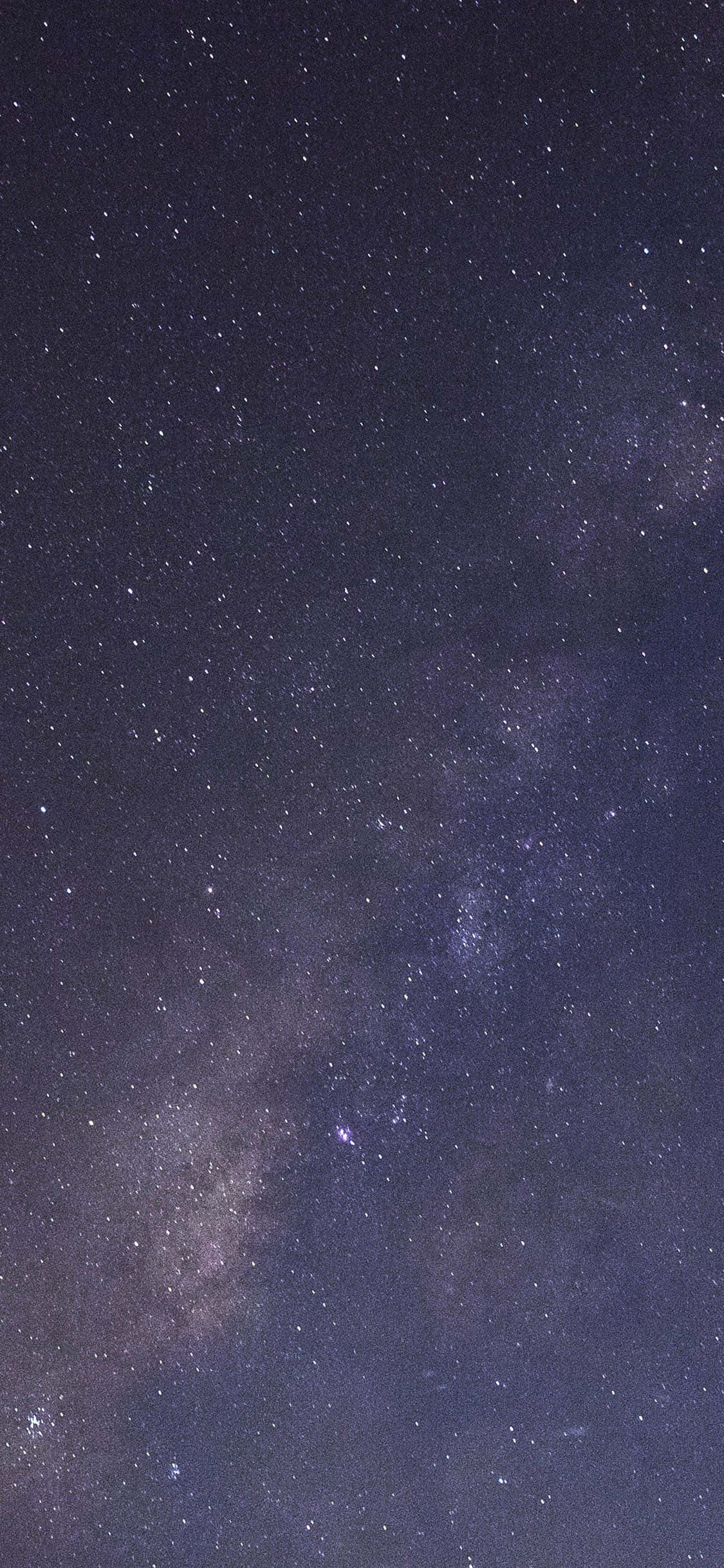Galaxy Stars 桌布 壁紙 — 令人嘆為觀止的銀河系景觀，在深靛藍色的夜空中閃爍著無數星星。