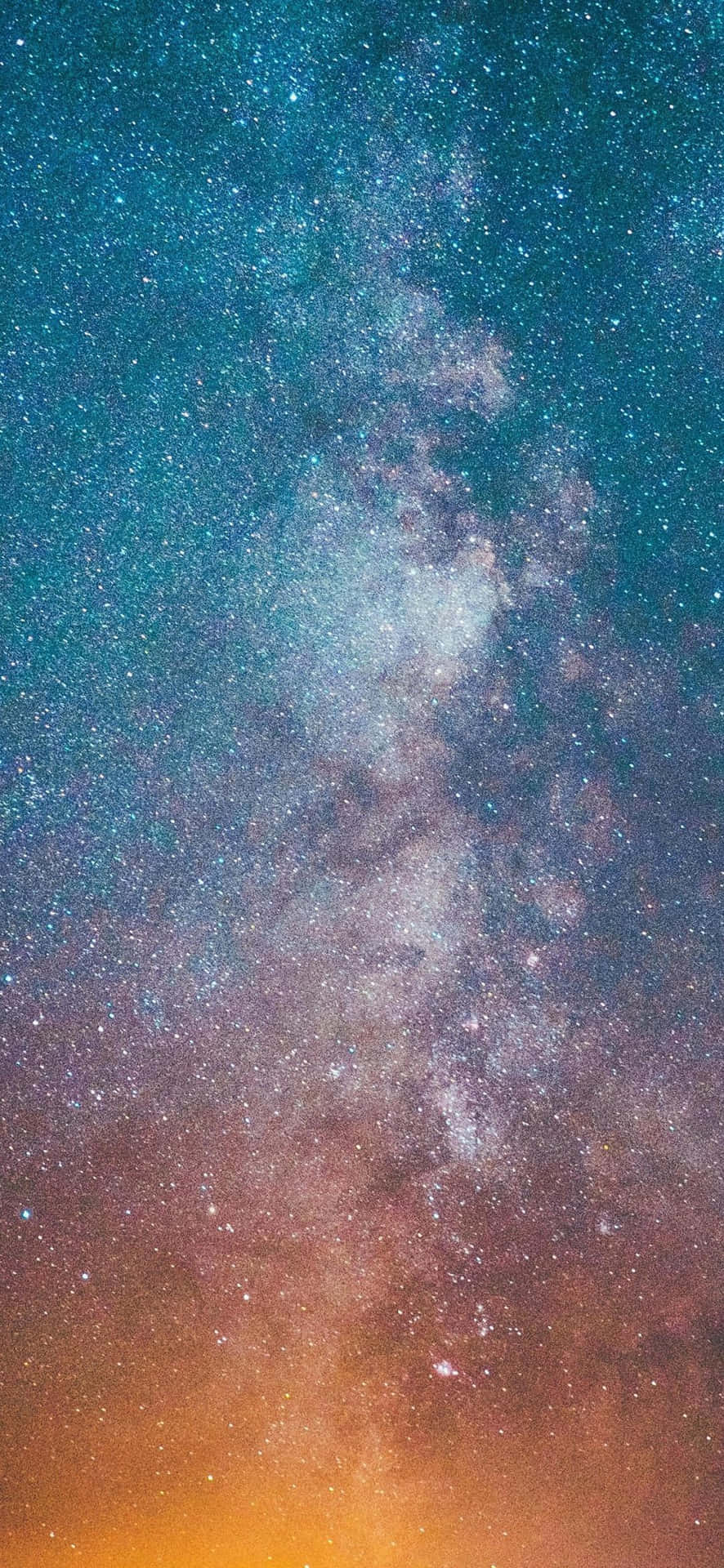 iPhone 13 Mini 桌布 壁紙 — 令人嘆為觀止的銀河系景觀，宇宙塵埃和星星在青綠色到橙色的漸變天空中閃耀。