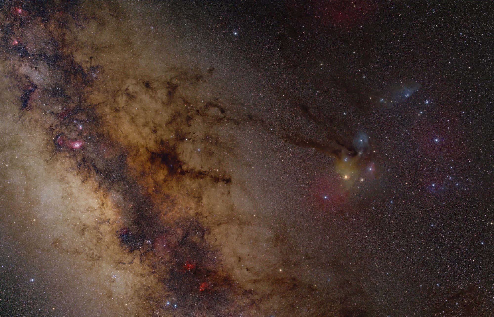 Galactic Center 桌布 壁紙 — 令人嘆為觀止的銀河系景觀，琥珀色和深紅色的旋轉宇宙塵埃雲在星空中閃耀。