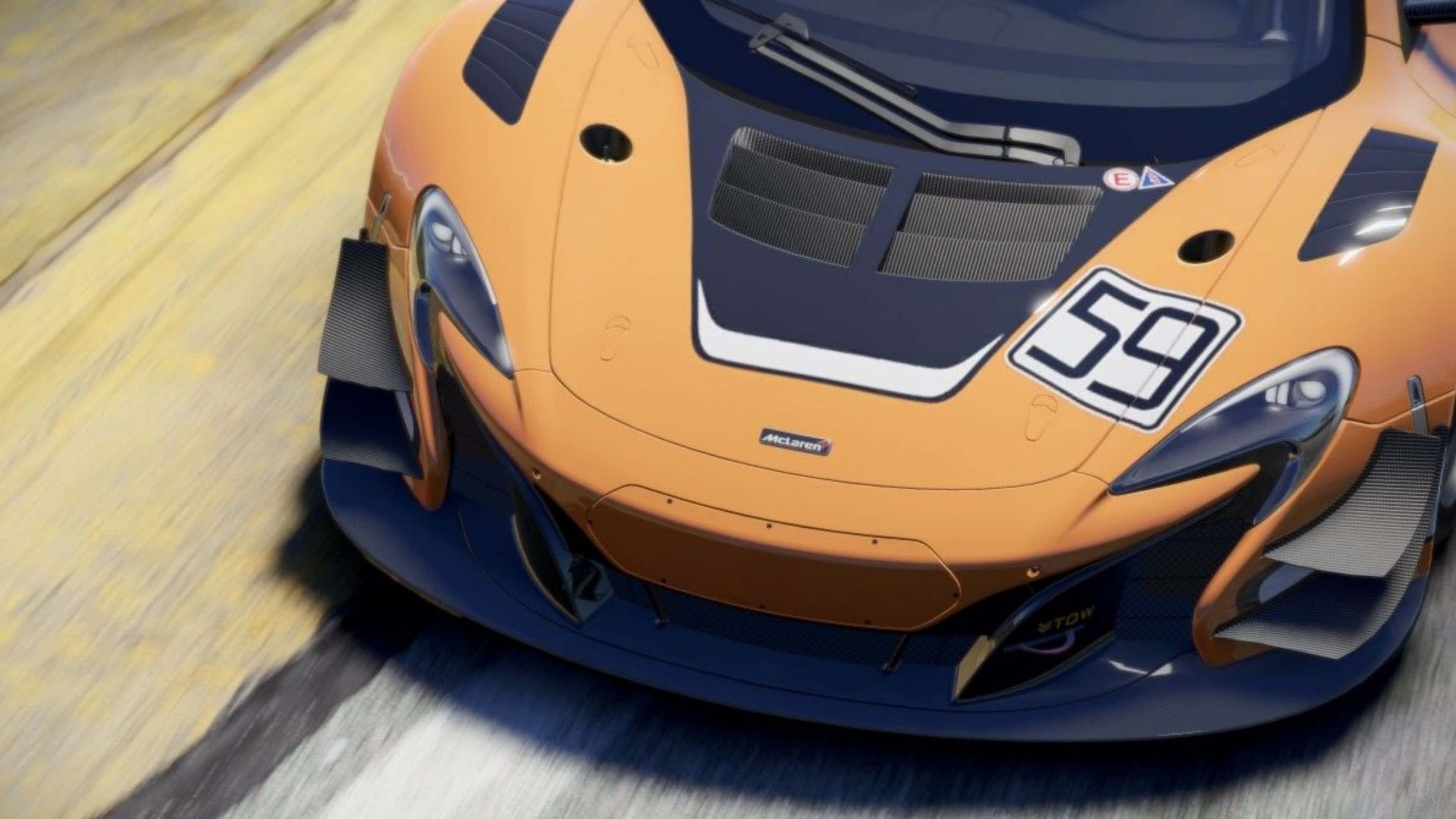 令人屏息的 4K Project Cars 背景 壁紙 — 橙色和藍色McLaren賽車在模糊賽道上疾馳的特寫，引擎蓋上有59號。