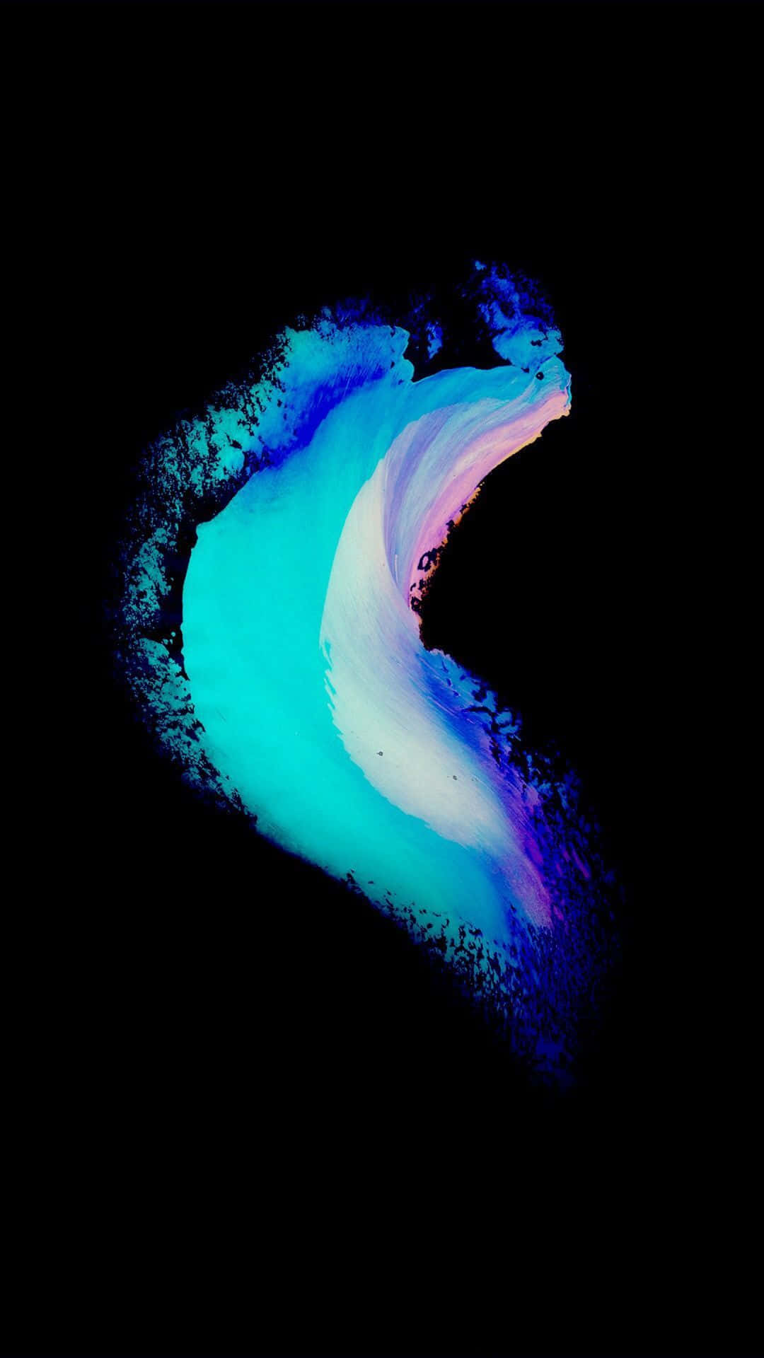 令人屏息的 AMOLED 技術展示 壁紙 — 在純黑背景上，鮮豔的青色和紫色油漆形成抽象的漩渦，呈現出發光的月牙形狀。