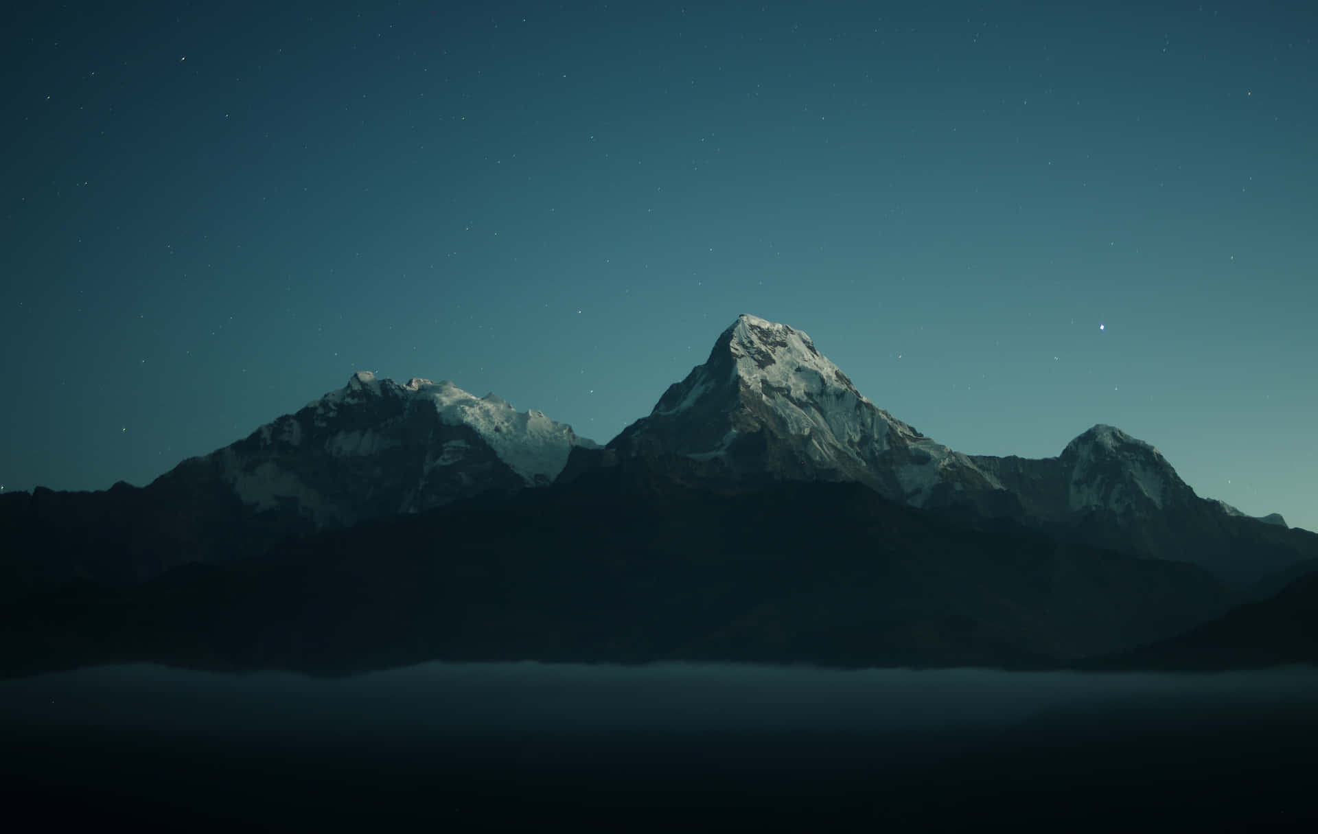 星空夜空下，霧海之上的積雪山脈