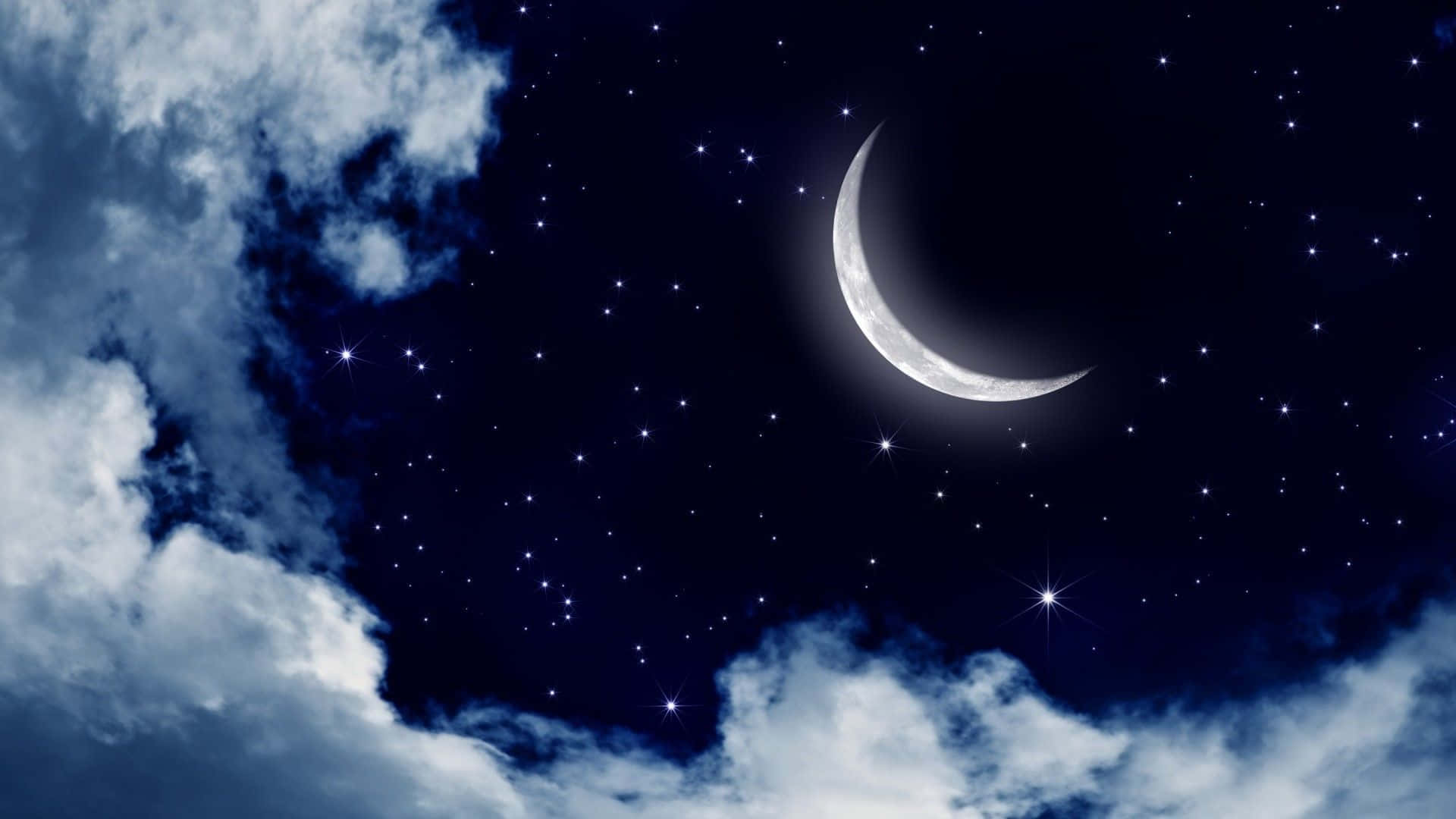 在漆黑的夜空中，透過雲層可見新月和星星。