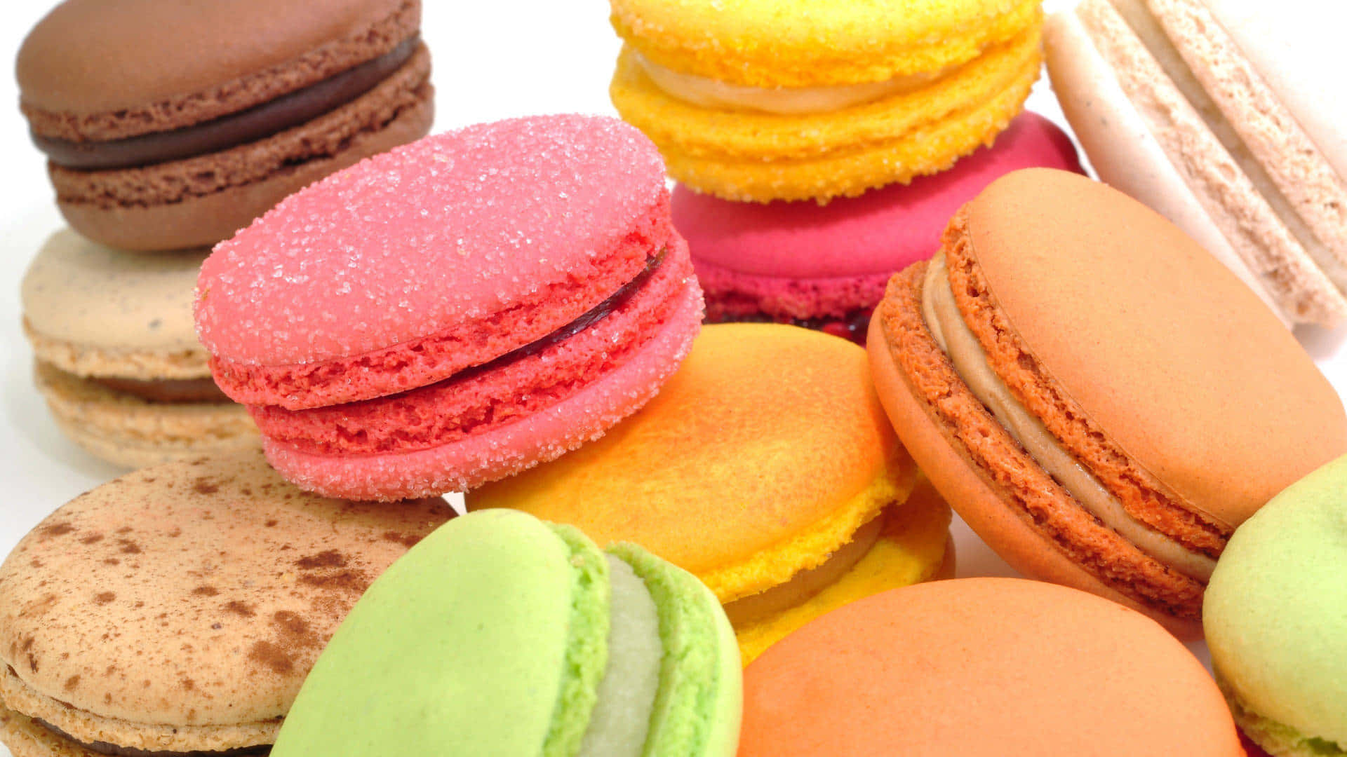 令人愉悅的甜點陣列 壁紙 — 色彩繽紛的馬卡龍近距離特寫，表面撒有糖粉，內餡柔滑。