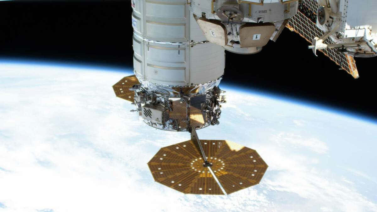 令人歎為觀止的國際太空站環繞地球景象 壁紙 — 衛星嘅詳細視圖，太陽能板展開，背景係地球彎曲嘅地平線同黑色太空。