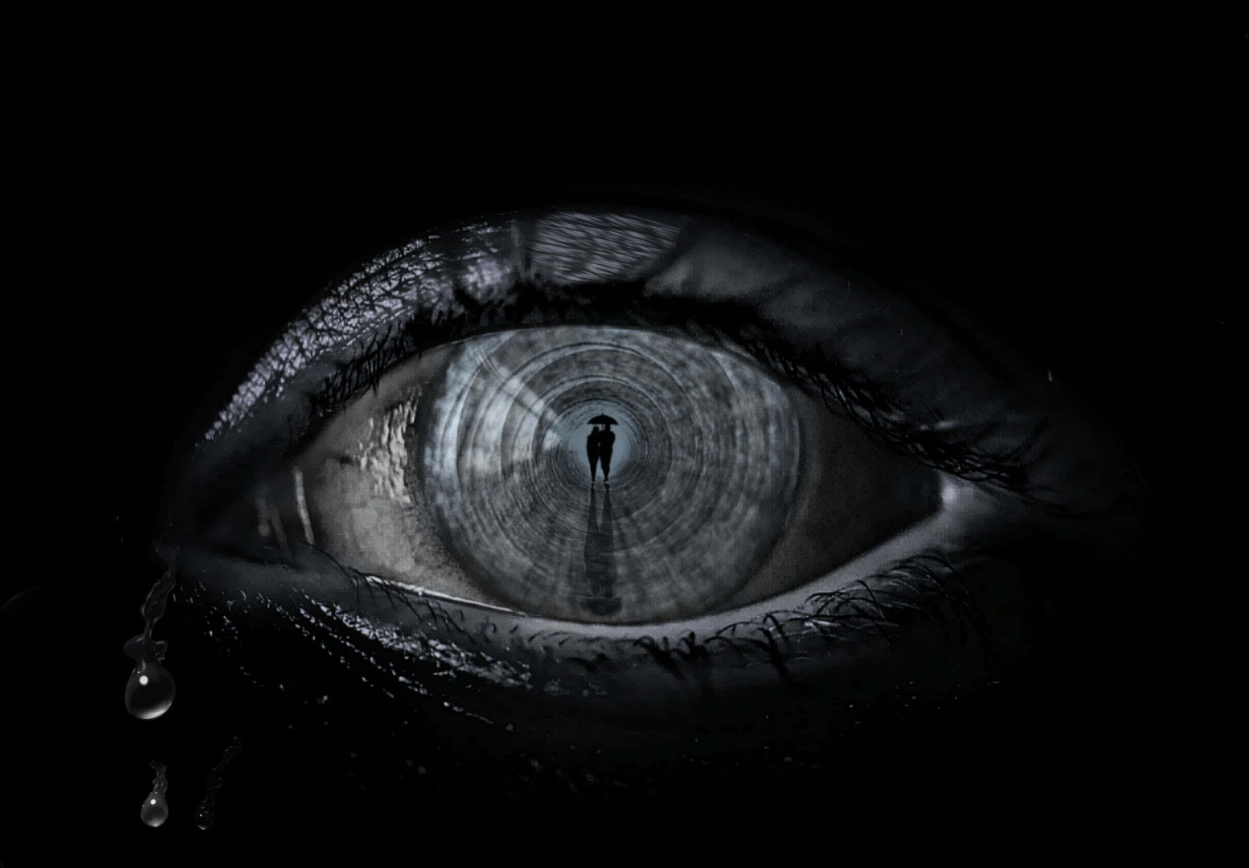 Eye 桌布 壁紙 — 令人毛骨悚然的人類眼睛特寫，一滴淚水落下，瞳孔反射出一個孤獨的身影走進黑暗隧道。