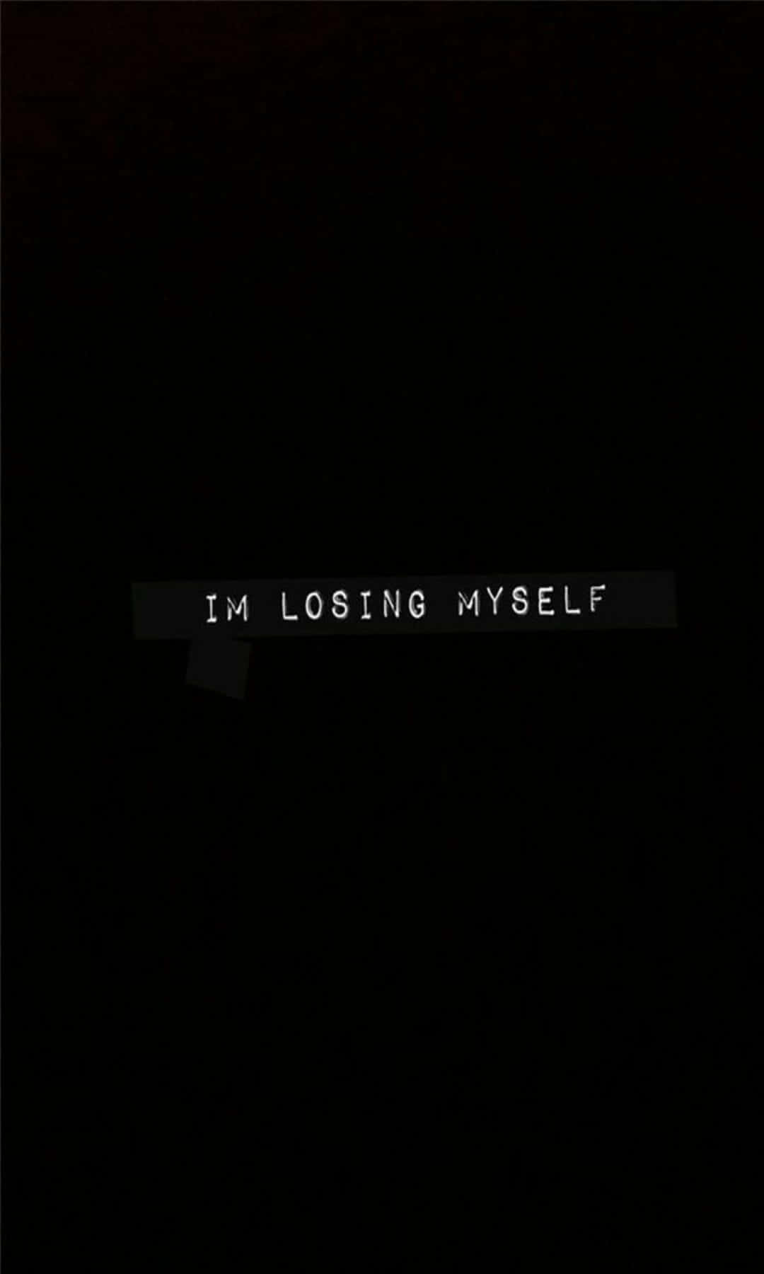 黑色背景上，撕裂的黑色條帶以白色像素字體顯示「IM LOSING MYSELF」。