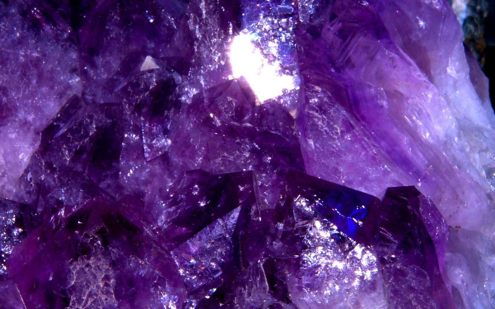 Amethyst 桌布 壁紙 — 令人目眩的紫水晶特寫，呈現鮮豔紫色晶體，內部光芒閃爍，切面銳利。