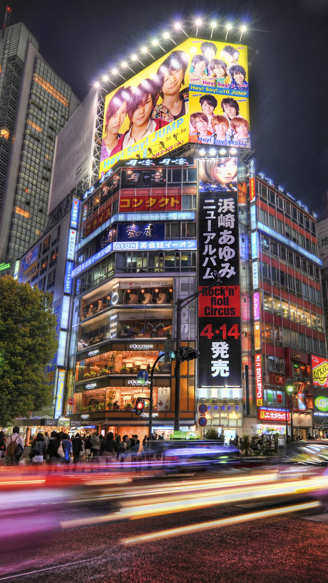 time lapse 桌布 壁紙 — 令人眼花繚亂的東京夜景，霓虹燈閃爍的摩天大樓、發光的廣告牌和流動的車燈，捕捉城市活力。
