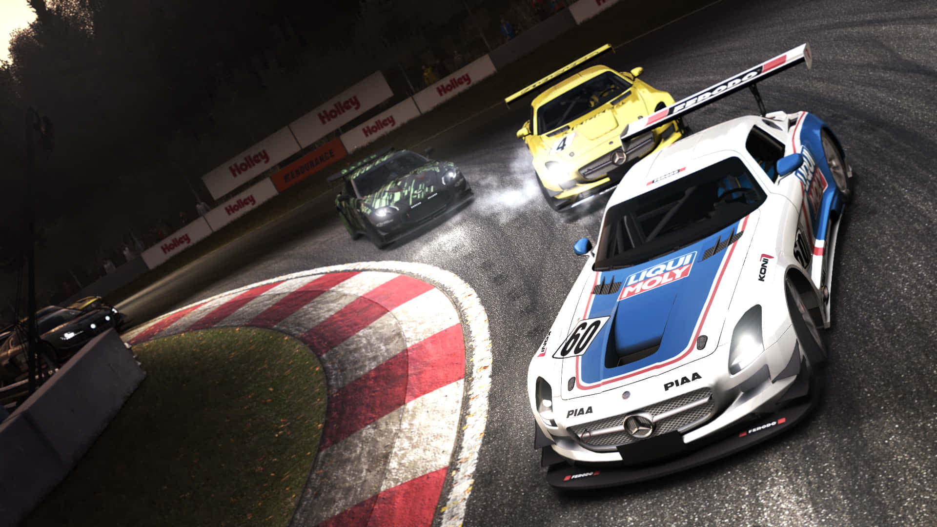 令人著迷的 HD Grid Autosport 背景 壁紙 — 三輛賽車在潮濕的夜間賽道上漂移，賽道有紅白路緣石和閃爍的車頭燈。