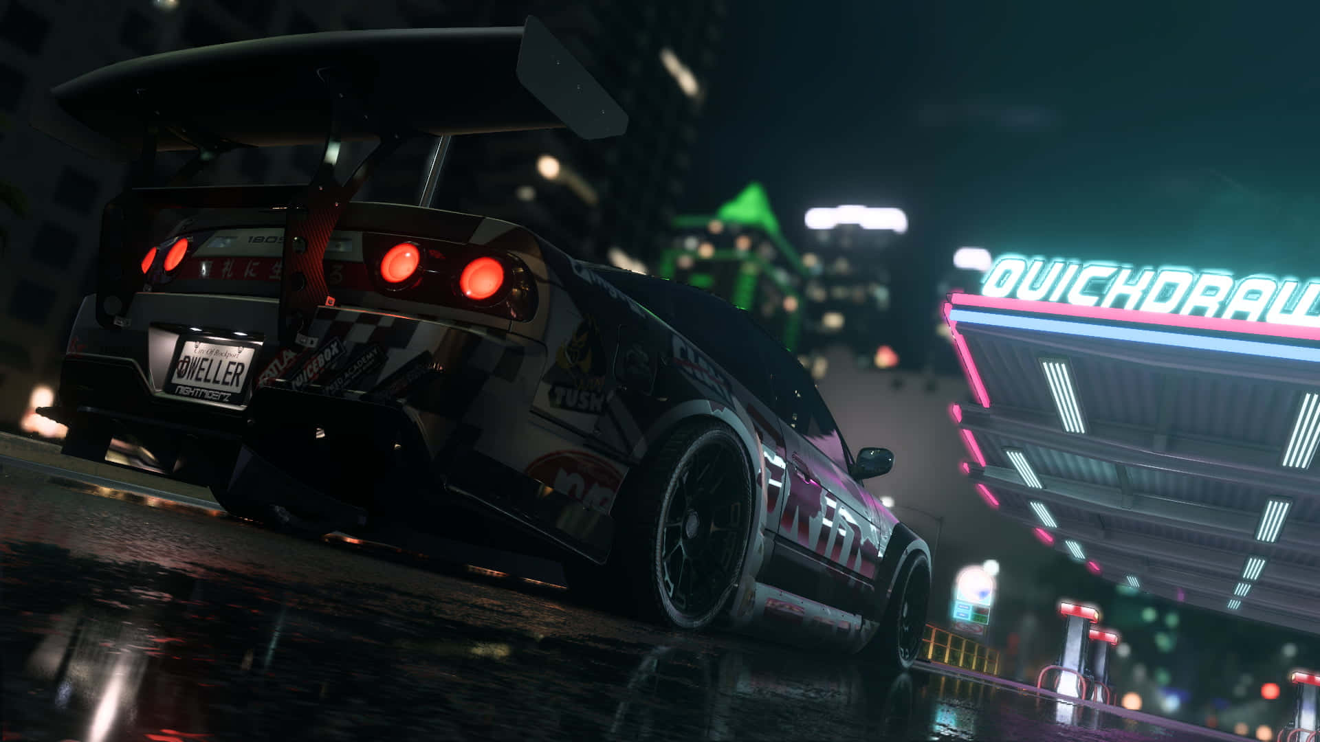 令人著迷的《Need for Speed Heat》背景 壁紙 — 一輛線條流暢的黑色賽車，帶有發光的紅色尾燈，在夜晚霓虹燈閃爍、雨水浸濕的城市街道上飛馳。