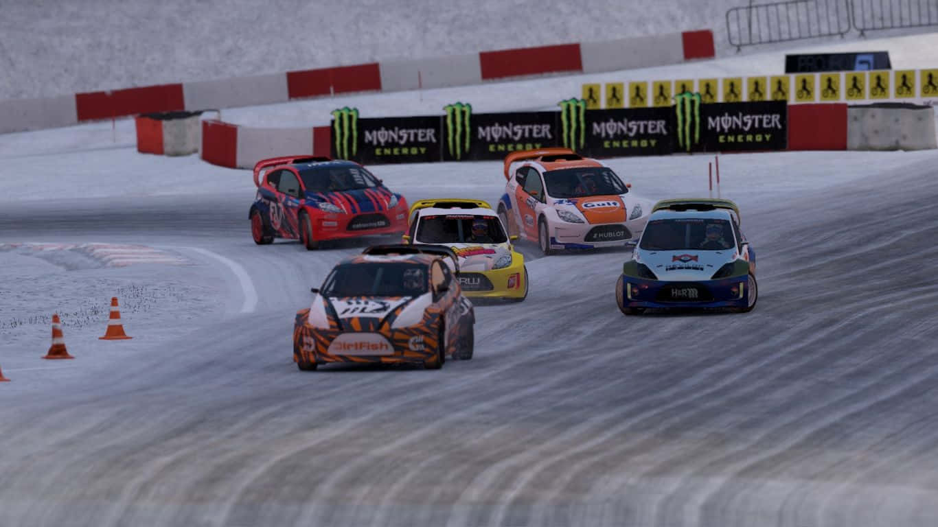 令人著迷的 Project Cars 2 遊戲背景 壁紙 — 五輛色彩鮮艷的拉力賽車在雪地賽道上緊密競賽，帶有Monster Energy品牌標誌和橙色雪糕筒。