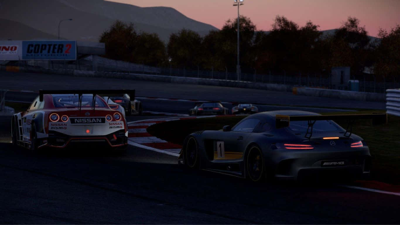 令人著迷的 Project Cars 2 遊戲背景 壁紙 — 兩輛賽車在黃昏的賽道上競爭，發光的尾燈和遠處的山丘在粉紅色的天空下。