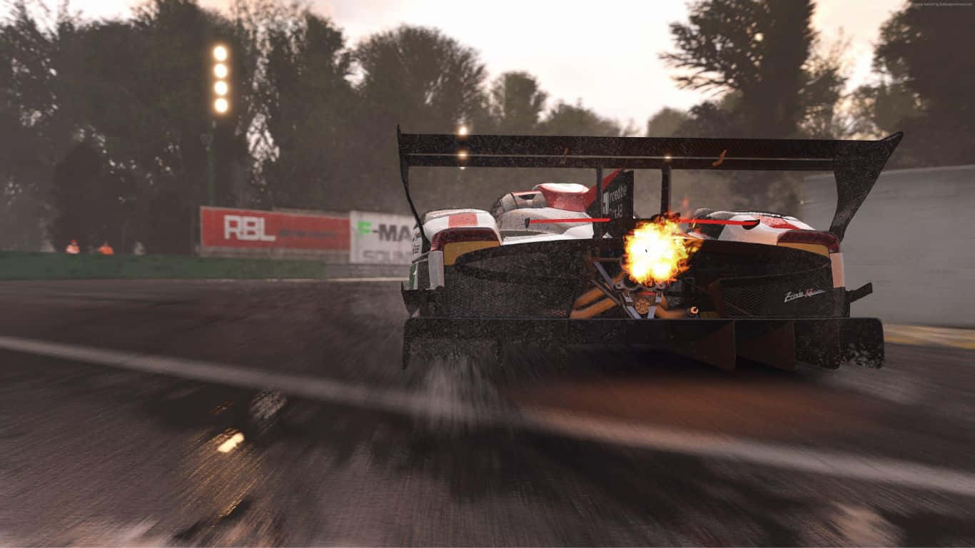 令人著迷的《Project Cars 2》桌面背景 壁紙 — 一輛賽車在潮濕的賽道上爆出火焰，雨水在昏暗燈光下劃過模糊的背景。