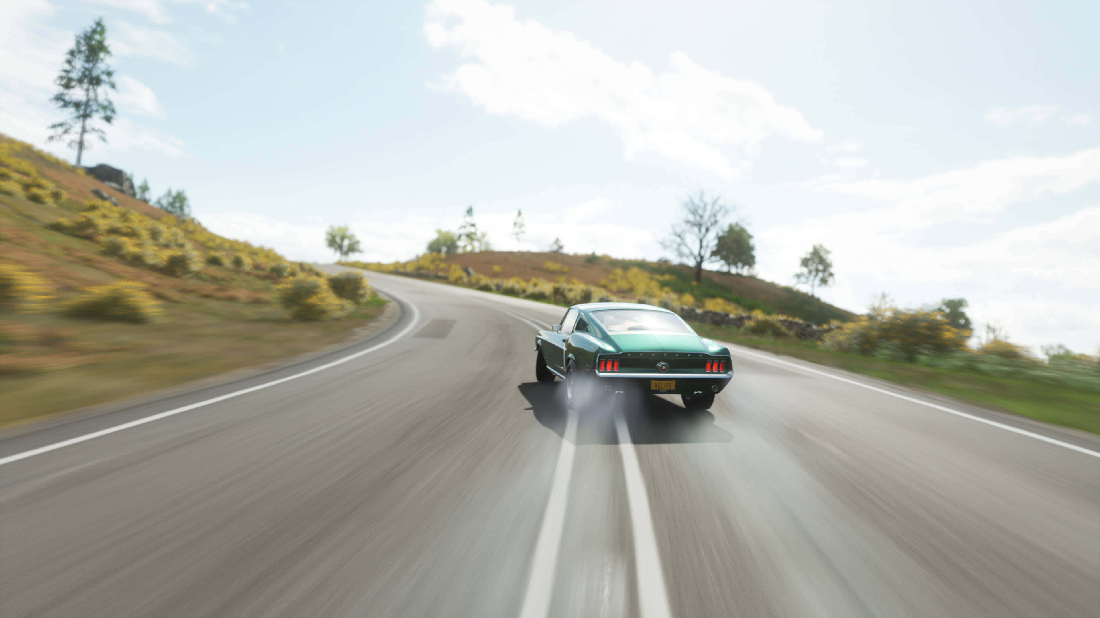 令人著迷的4K《Forza Horizon 4》遊戲風景 壁紙 — 一輛綠色經典肌肉車在明亮的天空下，沿著蜿蜒的鄉村道路穿過金色山丘飛馳。