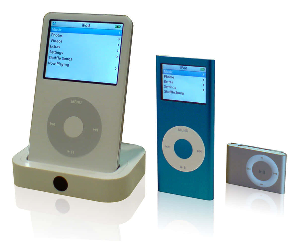 令人著迷的MP3播放器展示 壁紙 — 三款經典 iPod 型號，銀色、藍色和灰色，展示在反光的白色表面上，螢幕發光。
