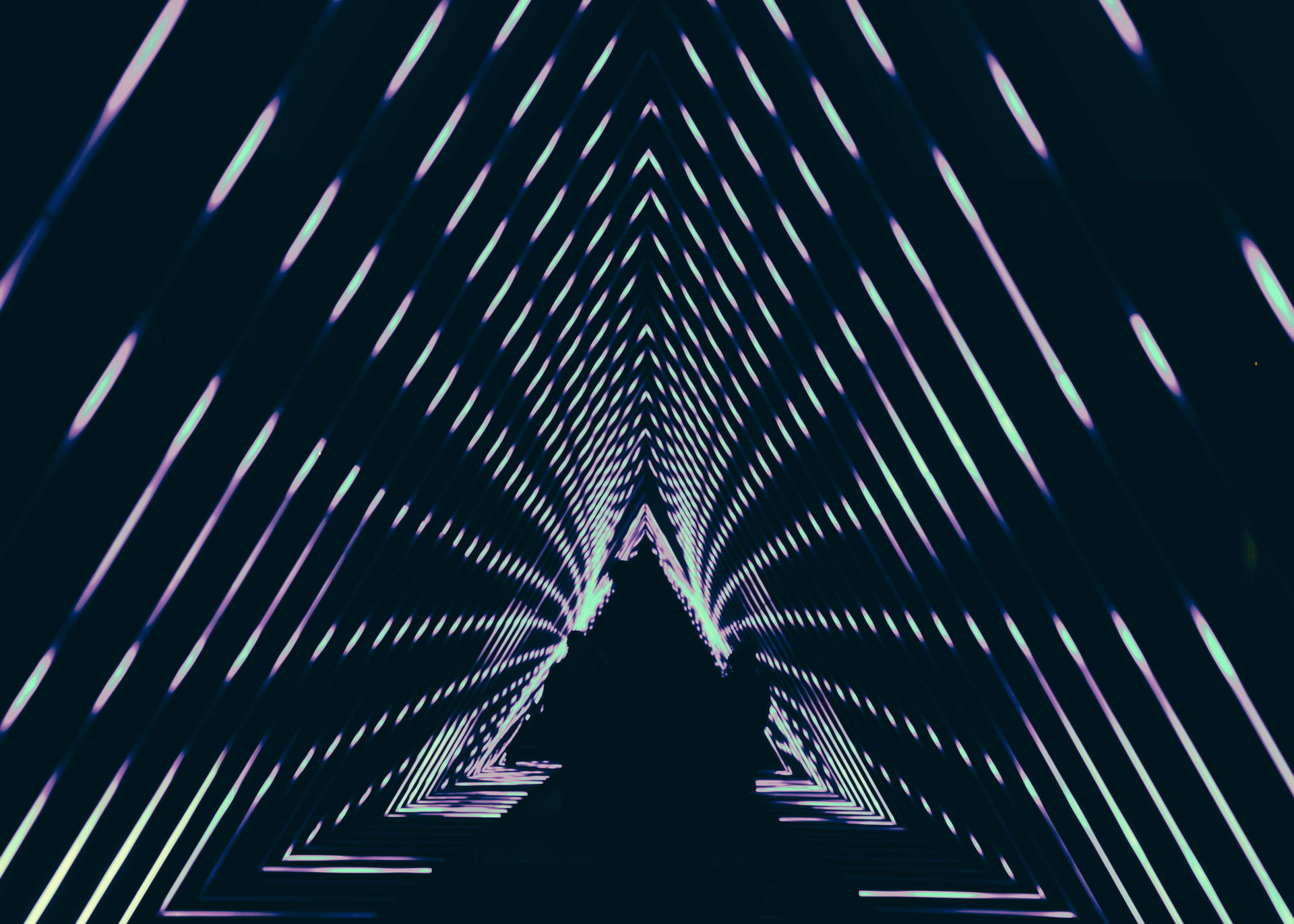 霓虹燈隧道，幾何圖案逐漸消失在黑暗中。