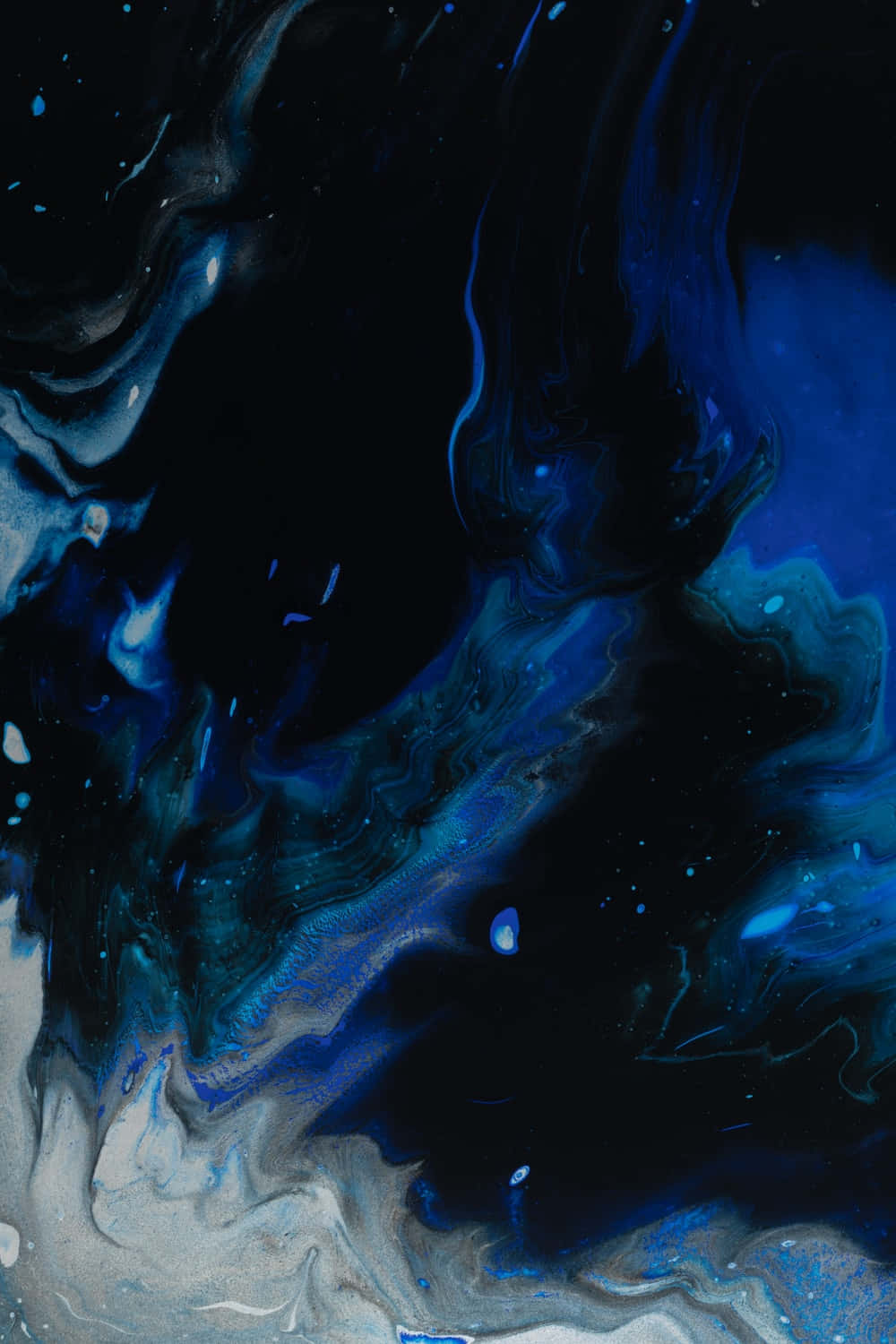 Dark Abstract Art 桌布 壁紙 — 令人著迷的抽象潑灑，深藍與黑色交織，帶有旋轉的銀色點綴和發光的斑點。