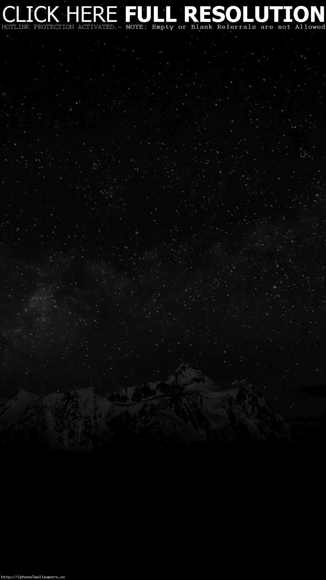 令人著迷的星空夜景 壁紙 — 繁星點點的夜空，淡淡的銀河拱起在白雪覆蓋的山脈的黑暗剪影之上。