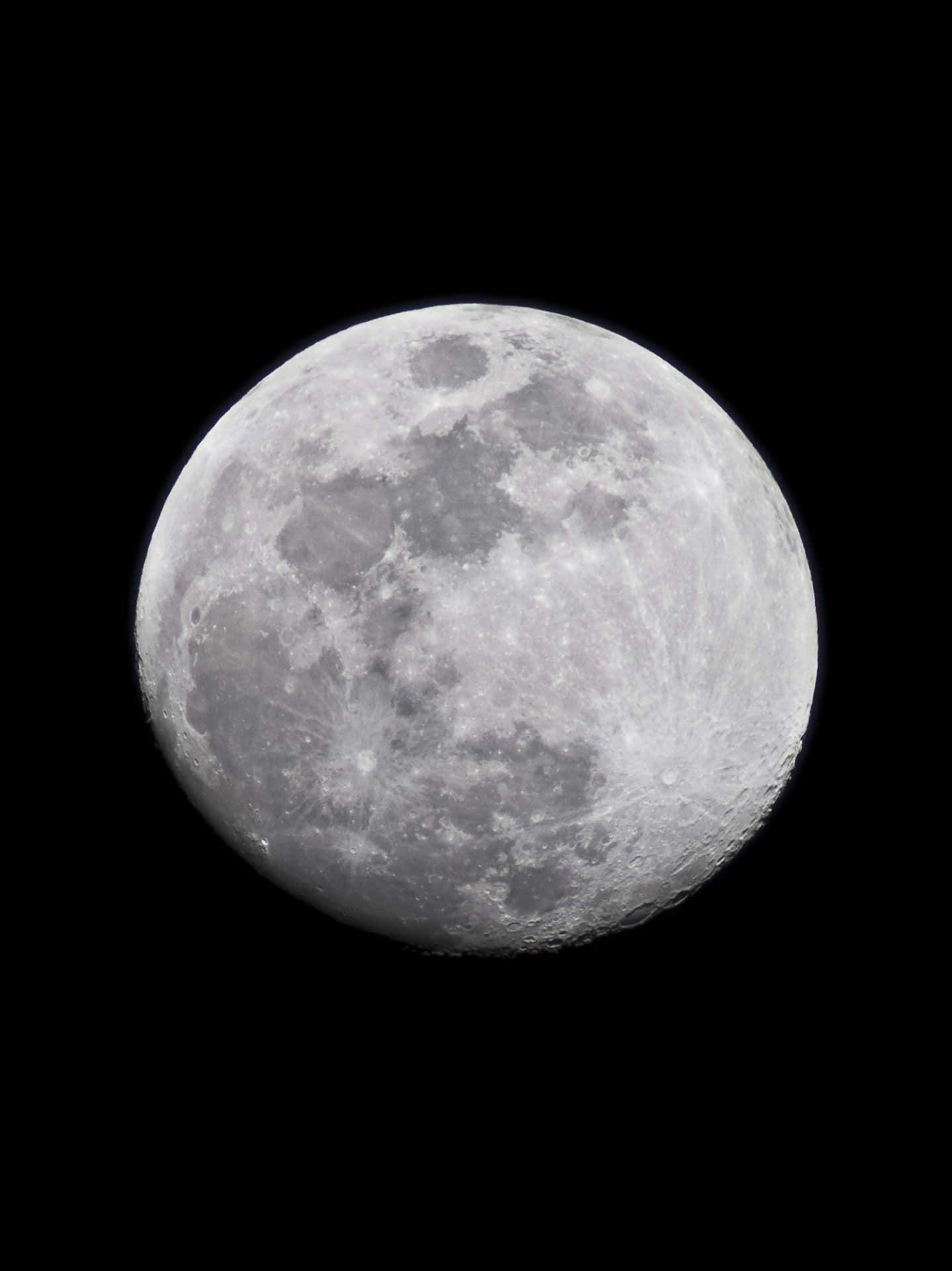 令人著迷的滿月照亮夜空 壁紙 — 月球隕石坑表面的詳細特寫，在漆黑的天空中發光。