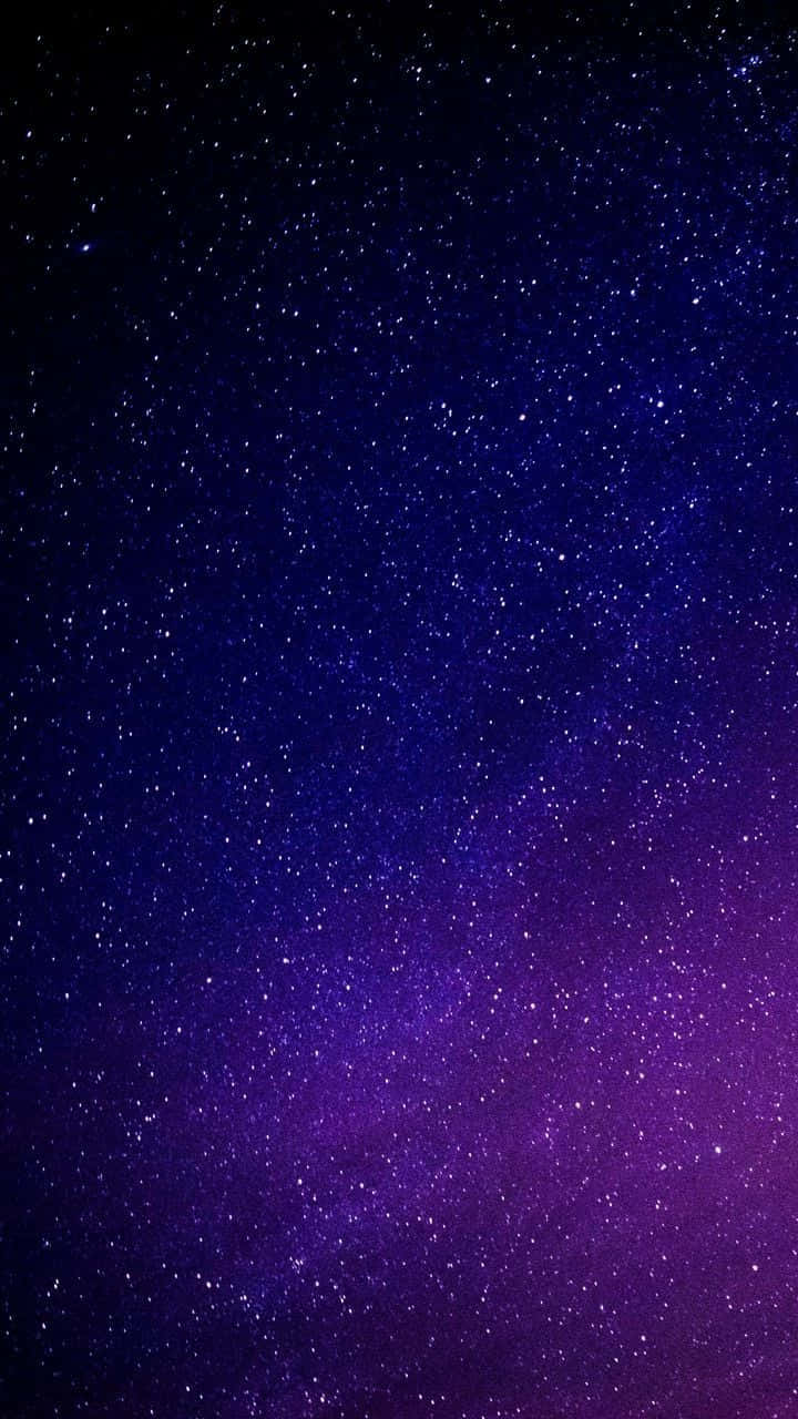 廣闊的星空，帶有紫色和藍色漸變色調