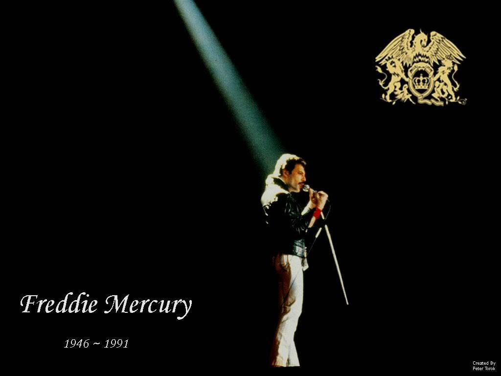 Freddie Mercury 在聚光燈下舞台上唱歌，Queen 標誌在上方。