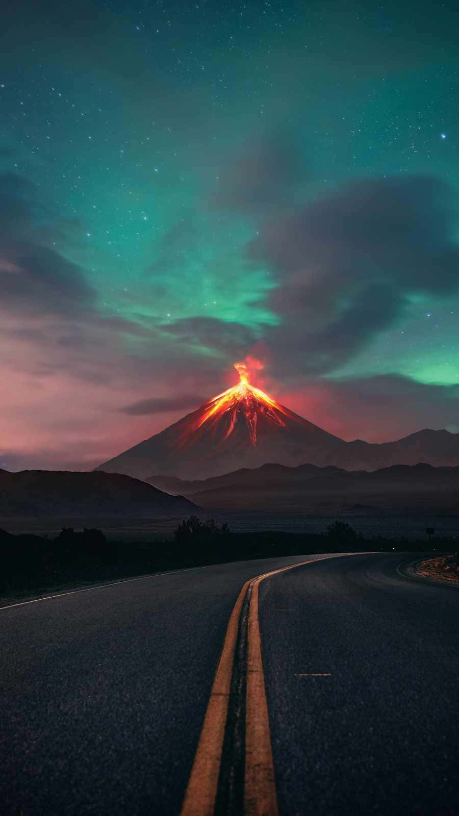 一條道路彎向一座在發光極光天空下熾熱噴發的火山。