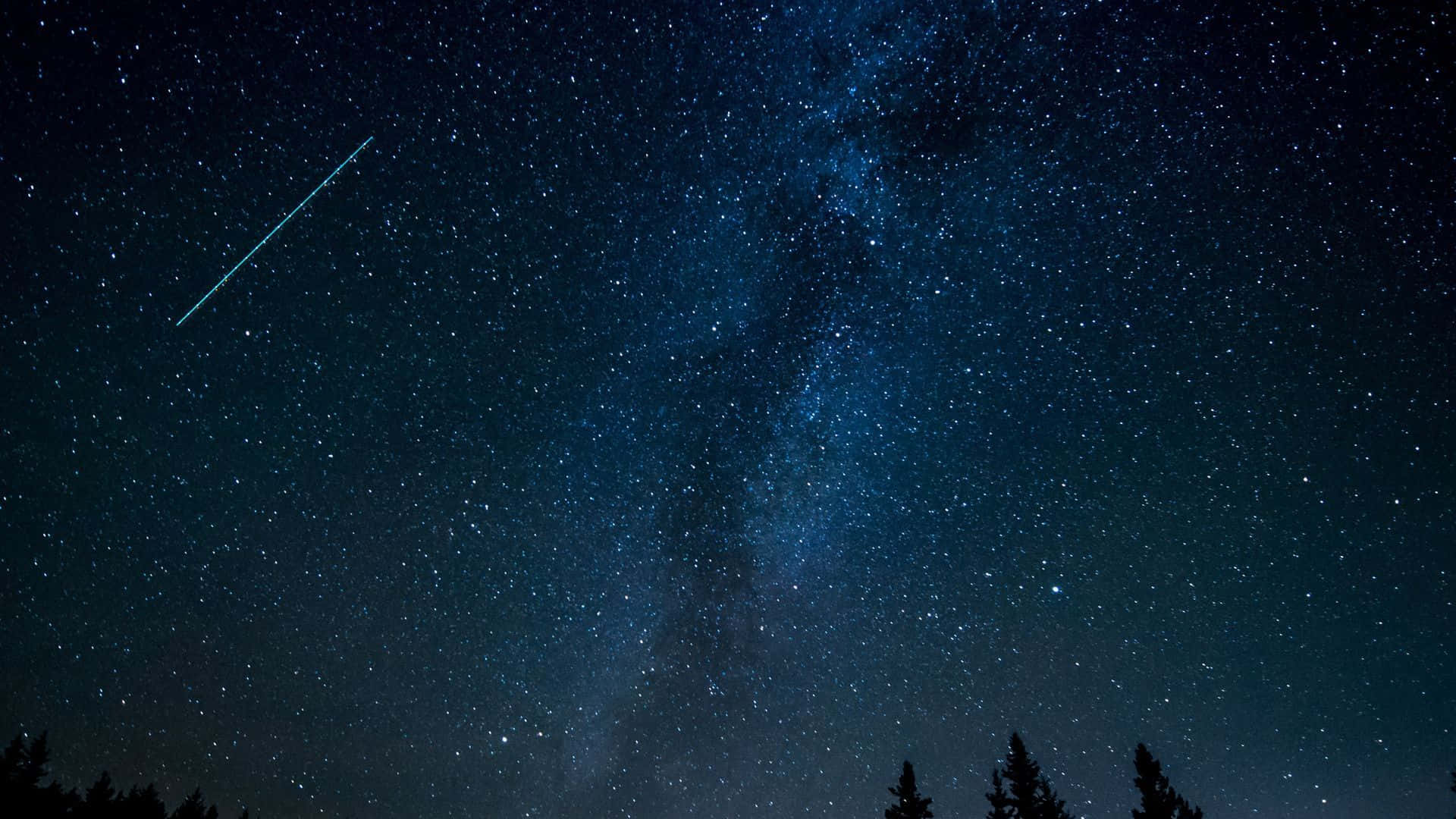 Dark Sky 桌布 壁紙 — 令人驚嘆的夜空，充滿無數星星和銀河拱在頭頂，一顆明亮的流星劃過。