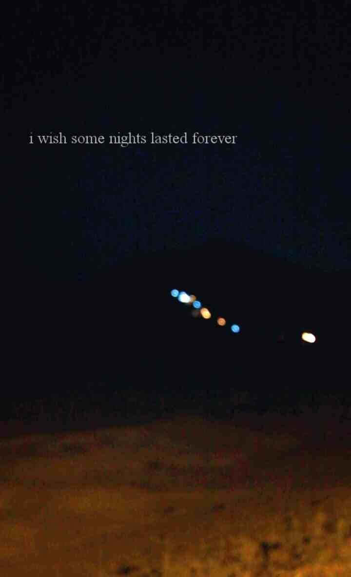 田野上空的夜空，遠處有五彩繽紛的光線，以及希望夜晚永遠持續的文字