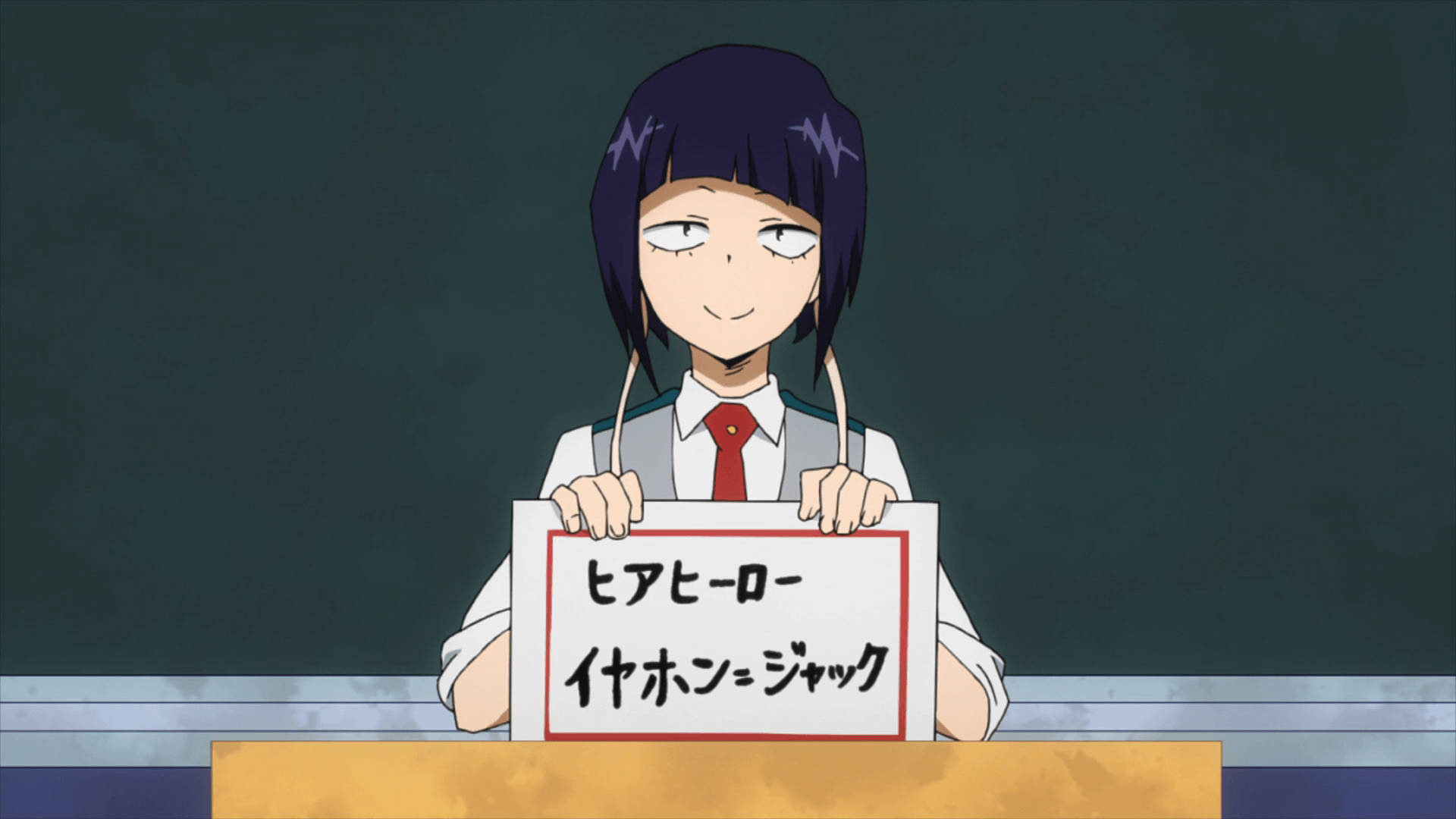 紫髮動漫女孩在黑板前舉著牌子。