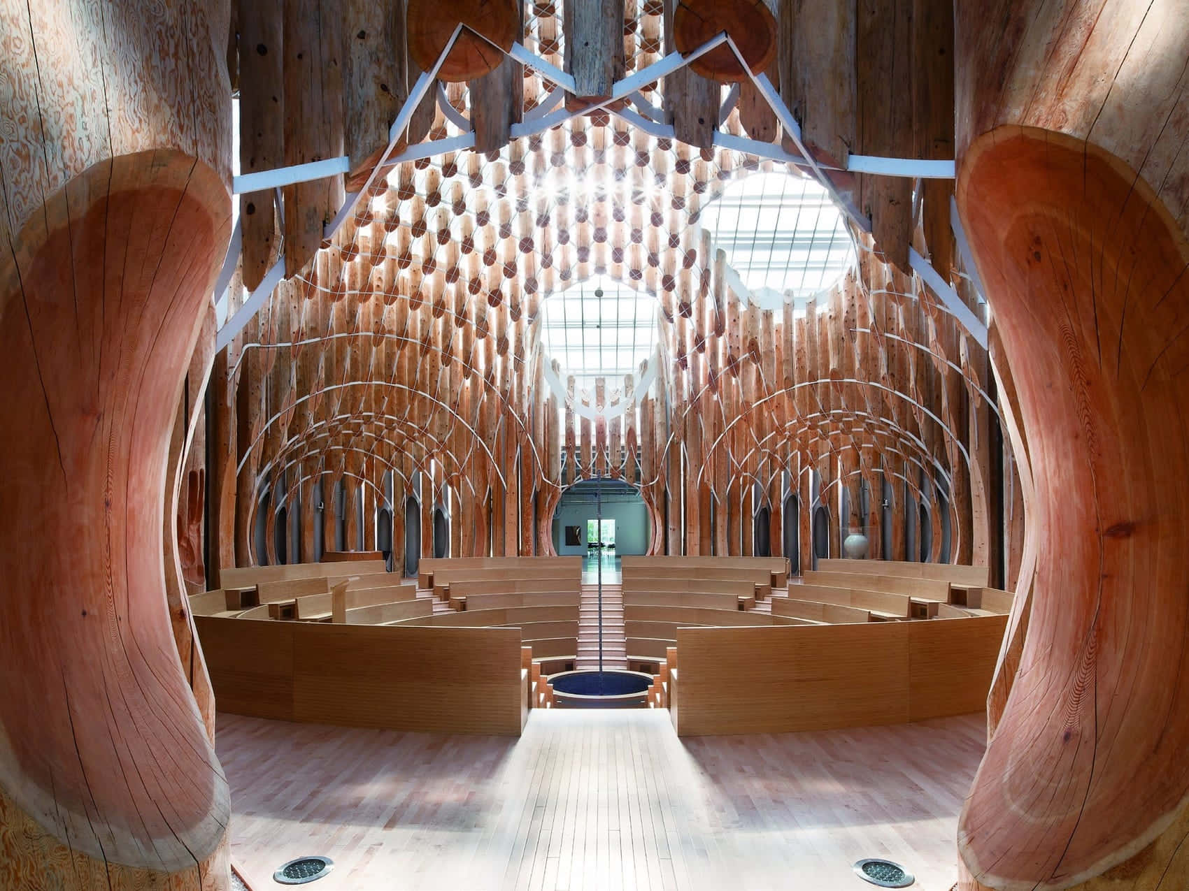 Beautiful Architecture 桌布 壁紙 — 令人驚嘆的木製教堂內部，擁有彎曲的木柱和自然光透過玻璃穹頂天花板流瀉而入。
