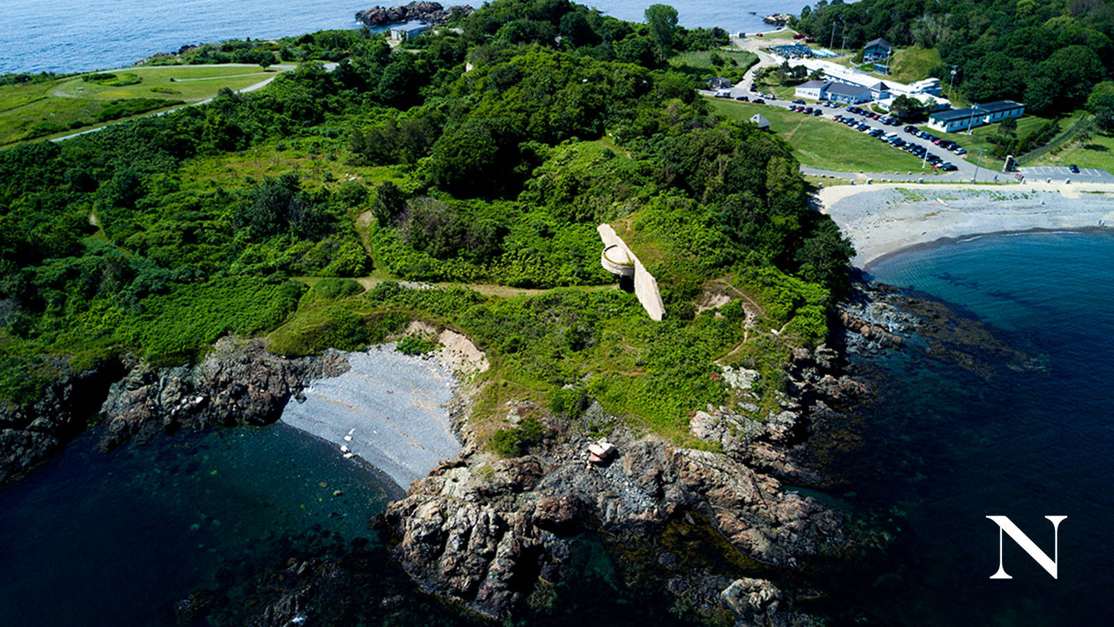 海岸半島，有綠色懸崖、岩石海岸和碧綠海水。