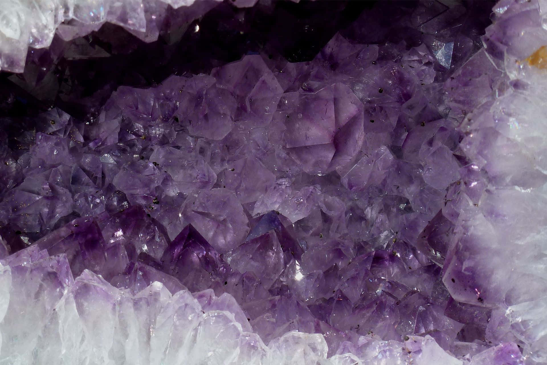 Amethyst 桌布 壁紙 — 令人驚嘆的紫水晶晶洞特寫，展現出複雜的紫色晶體結構和閃閃發光的刻面。