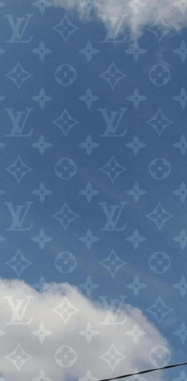 藍天白雲與 Louis Vuitton 字母圖案重疊。
