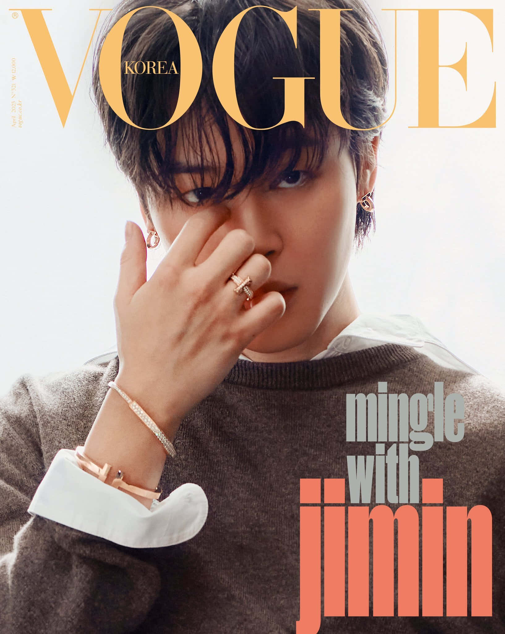 令人驚豔的演唱天才 Jimin 壁紙 — Jimin 在 Vogue Korea 封面上的時尚肖像，手靠近臉部，佩戴奢華珠寶和分層毛衣。
