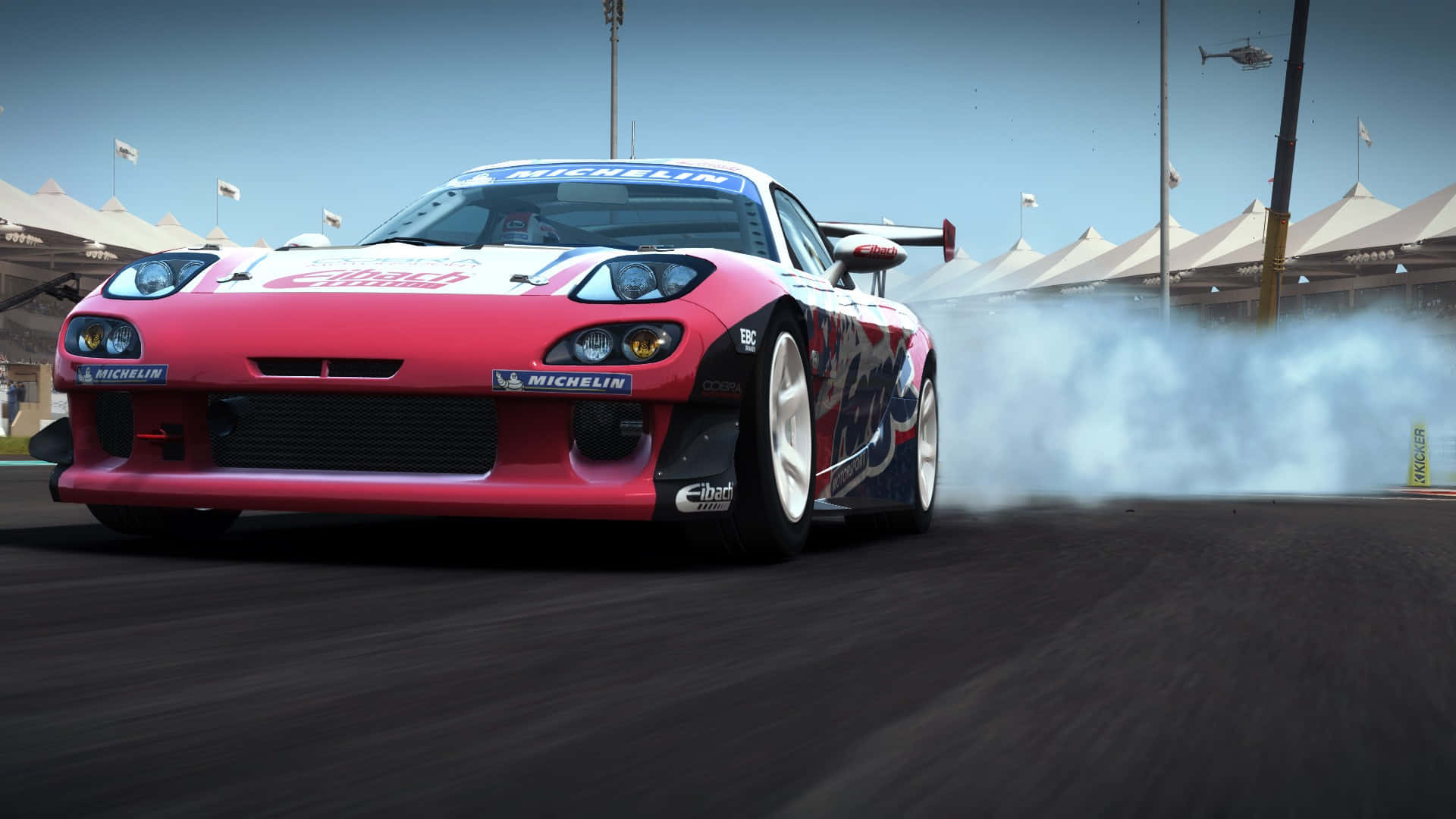 以 1080p Grid Autosport 挑戰你的駕駛技巧 壁紙 — 一輛充滿活力的粉紅色飄移車在晴朗藍天下，背景有帳篷和直升機，在賽道上激進地冒煙。
