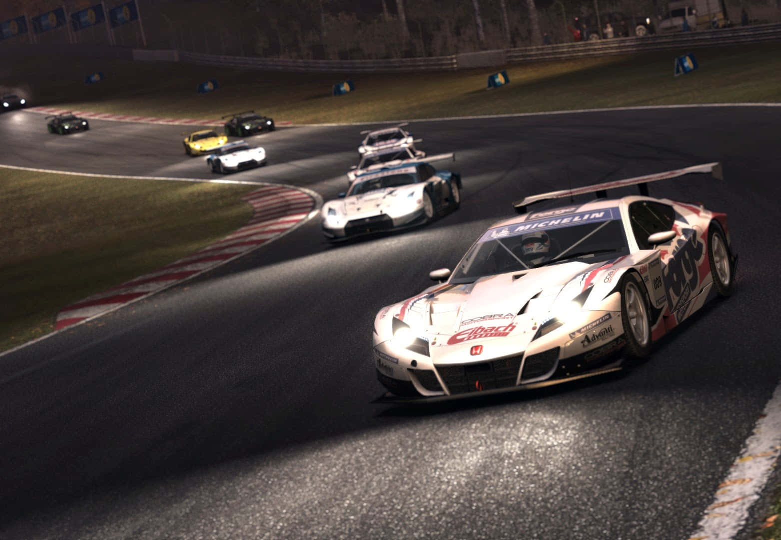 以 1080p Grid Autosport 駕馭競速樂趣 壁紙 — 一輛帶有紅色點綴的白色賽車在明亮的車頭燈下帶領一群競爭對手繞著潮濕的夜間賽道行駛。
