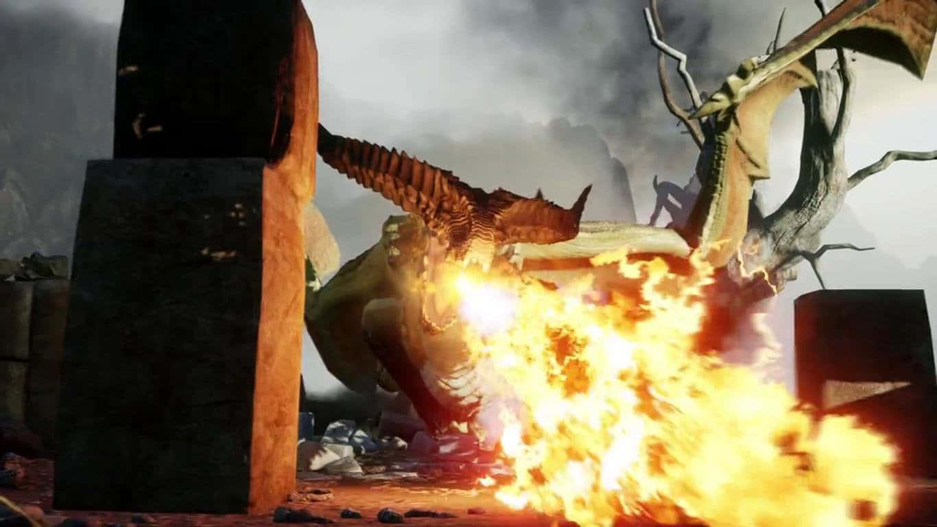 以 1366x768 超高解析度探索《龍 Age 詢問者》的世界 壁紙 — 一條噴火巨龍在風暴天空下，於崩塌的石頭廢墟中釋放出熾熱的吐息攻擊。