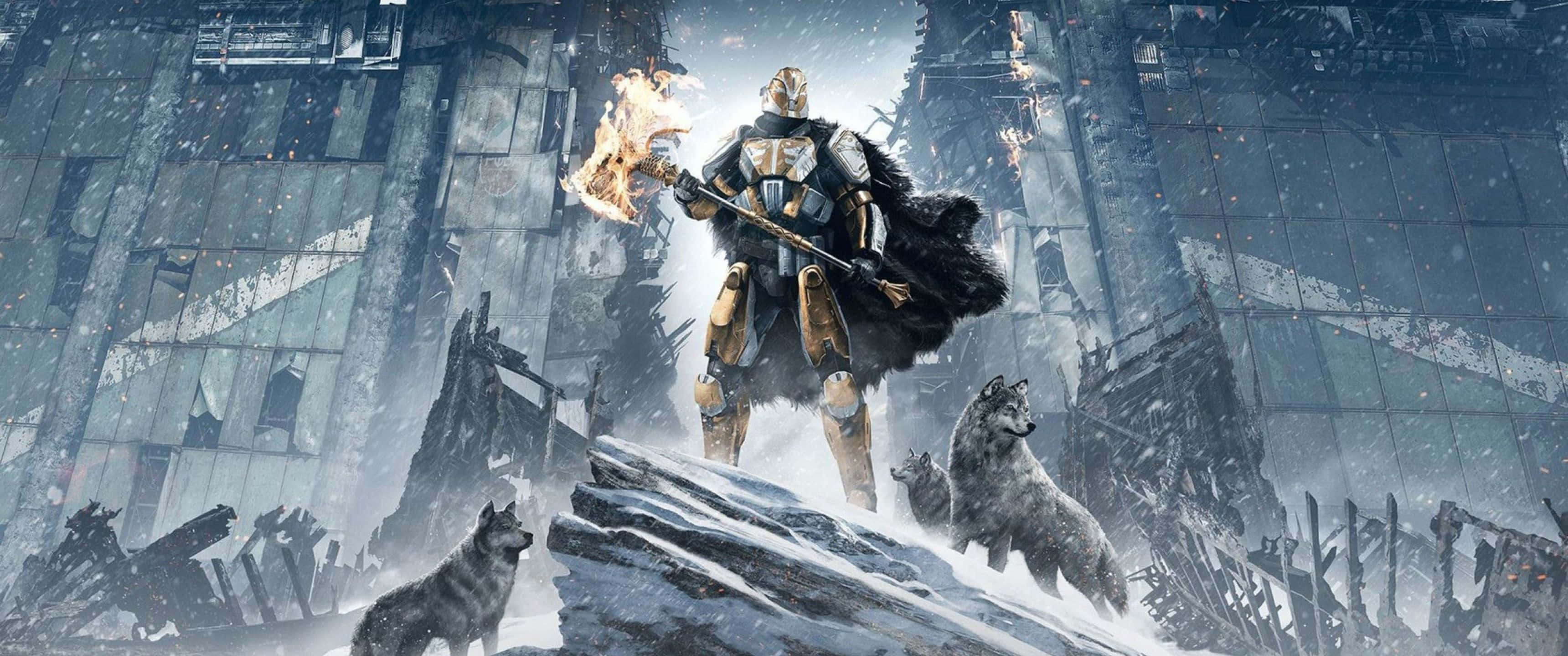 以 3440x1440p 解析度沉醉於《Destiny 2》遊戲世界 壁紙 — 一名身穿金色盔甲的戰士站在雪覆蓋的廢墟上，手持火焰斧頭，腳邊有狼。